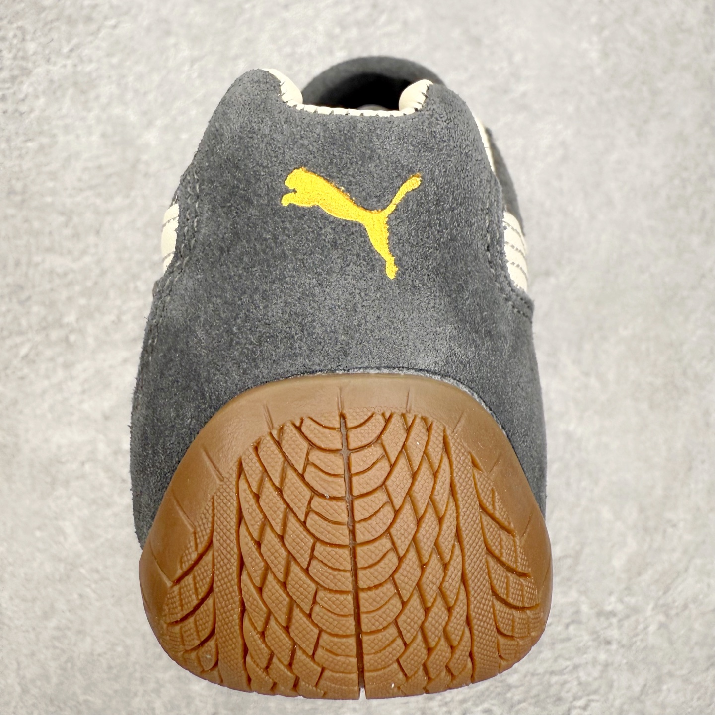 图片[8]-PUMA Speedca OG 彪马极速赛车系列低帮德训风拼接复古百搭休闲运动赛车鞋 鞋款从80、90年代赛车手所穿的防火赛车鞋为原型，鞋身线条模仿了赛车的流线廓形，体现了空气动力学原理的结构。简约流畅的外观，恰好又和贯穿其中的Formstrip Logo融合恰到好处，视觉上细节丰富且协调。本次Speedcat OG鞋款归来，最大看点自然式保留了窄版鞋型以及薄底构造。这两年各品牌鞋底越做越厚，Speedcat反其道而行之，上脚几乎无鞋底的效果带来耳目一新的视觉体验。鞋面依旧是以质感细腻的麂皮材质打造，并且大面积近乎全包裹的使用，复古味道也愈发浓烈。配色上更是将最原始的黑色和红色带回，向F1赛车队的标志性队服致敬。相信让各位一眼种草的更多是出挑的大红色，上脚即可瞬间点亮整体造型，在以球鞋为核心的OOTD中脱颖而出。而另一款黑色则是低调的万金油，彰显新潮个性的同时又不喧宾夺主，也是热爱简约系穿搭朋友的首选。 尺码：35.5 36 37 37.5 38 38.5 39 40 40.5 41 42 42.5 43 44 44.5 45-选品中心