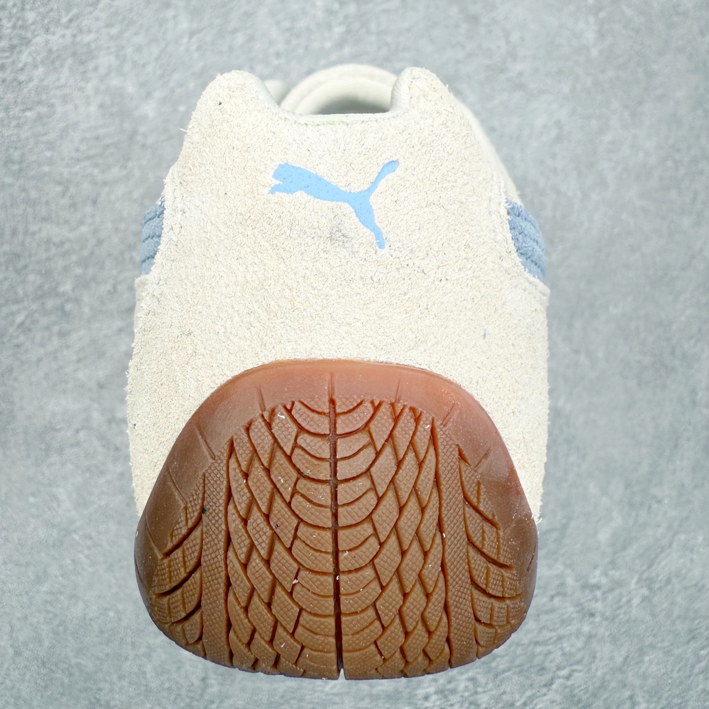 图片[8]-PUMA Speedca OG 彪马极速赛车系列低帮德训风拼接复古百搭休闲运动赛车鞋 鞋款从80、90年代赛车手所穿的防火赛车鞋为原型，鞋身线条模仿了赛车的流线廓形，体现了空气动力学原理的结构。简约流畅的外观，恰好又和贯穿其中的Formstrip Logo融合恰到好处，视觉上细节丰富且协调。本次Speedcat OG鞋款归来，最大看点自然式保留了窄版鞋型以及薄底构造。这两年各品牌鞋底越做越厚，Speedcat反其道而行之，上脚几乎无鞋底的效果带来耳目一新的视觉体验。鞋面依旧是以质感细腻的麂皮材质打造，并且大面积近乎全包裹的使用，复古味道也愈发浓烈。配色上更是将最原始的黑色和红色带回，向F1赛车队的标志性队服致敬。相信让各位一眼种草的更多是出挑的大红色，上脚即可瞬间点亮整体造型，在以球鞋为核心的OOTD中脱颖而出。而另一款黑色则是低调的万金油，彰显新潮个性的同时又不喧宾夺主，也是热爱简约系穿搭朋友的首选。 尺码：35.5 36 37 37.5 38 38.5 39 40 40.5 41 42 42.5 43 44 44.5 45-选品中心