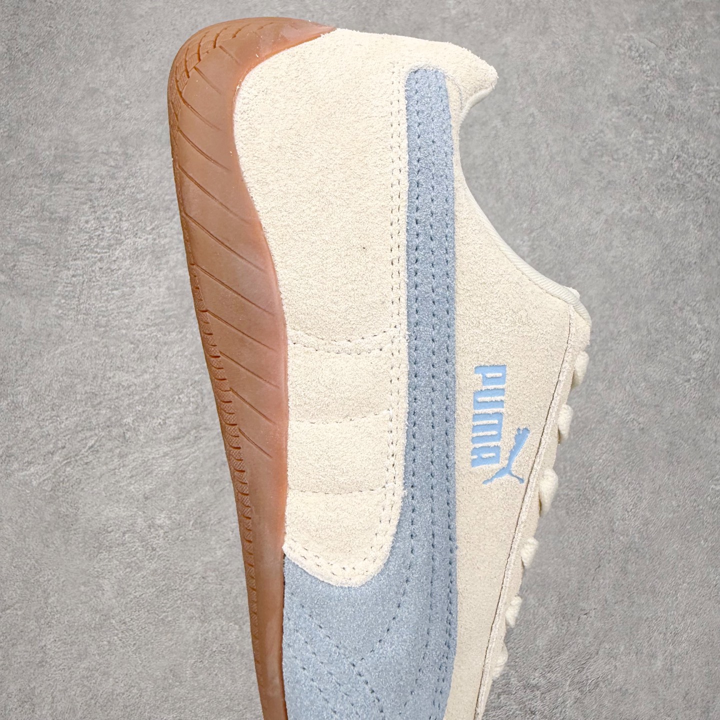 图片[6]-PUMA Speedca OG 彪马极速赛车系列低帮德训风拼接复古百搭休闲运动赛车鞋 鞋款从80、90年代赛车手所穿的防火赛车鞋为原型，鞋身线条模仿了赛车的流线廓形，体现了空气动力学原理的结构。简约流畅的外观，恰好又和贯穿其中的Formstrip Logo融合恰到好处，视觉上细节丰富且协调。本次Speedcat OG鞋款归来，最大看点自然式保留了窄版鞋型以及薄底构造。这两年各品牌鞋底越做越厚，Speedcat反其道而行之，上脚几乎无鞋底的效果带来耳目一新的视觉体验。鞋面依旧是以质感细腻的麂皮材质打造，并且大面积近乎全包裹的使用，复古味道也愈发浓烈。配色上更是将最原始的黑色和红色带回，向F1赛车队的标志性队服致敬。相信让各位一眼种草的更多是出挑的大红色，上脚即可瞬间点亮整体造型，在以球鞋为核心的OOTD中脱颖而出。而另一款黑色则是低调的万金油，彰显新潮个性的同时又不喧宾夺主，也是热爱简约系穿搭朋友的首选。 尺码：35.5 36 37 37.5 38 38.5 39 40 40.5 41 42 42.5 43 44 44.5 45-选品中心