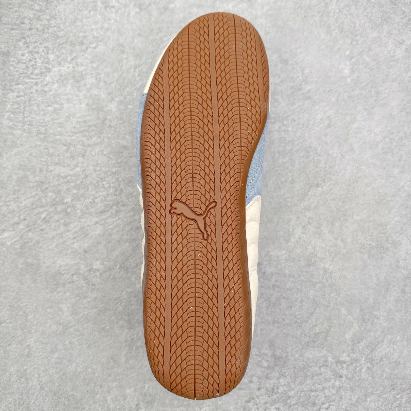 图片[9]-PUMA Speedca OG 彪马极速赛车系列低帮德训风拼接复古百搭休闲运动赛车鞋 鞋款从80、90年代赛车手所穿的防火赛车鞋为原型，鞋身线条模仿了赛车的流线廓形，体现了空气动力学原理的结构。简约流畅的外观，恰好又和贯穿其中的Formstrip Logo融合恰到好处，视觉上细节丰富且协调。本次Speedcat OG鞋款归来，最大看点自然式保留了窄版鞋型以及薄底构造。这两年各品牌鞋底越做越厚，Speedcat反其道而行之，上脚几乎无鞋底的效果带来耳目一新的视觉体验。鞋面依旧是以质感细腻的麂皮材质打造，并且大面积近乎全包裹的使用，复古味道也愈发浓烈。配色上更是将最原始的黑色和红色带回，向F1赛车队的标志性队服致敬。相信让各位一眼种草的更多是出挑的大红色，上脚即可瞬间点亮整体造型，在以球鞋为核心的OOTD中脱颖而出。而另一款黑色则是低调的万金油，彰显新潮个性的同时又不喧宾夺主，也是热爱简约系穿搭朋友的首选。 尺码：35.5 36 37 37.5 38 38.5 39 40 40.5 41 42 42.5 43 44 44.5 45-选品中心