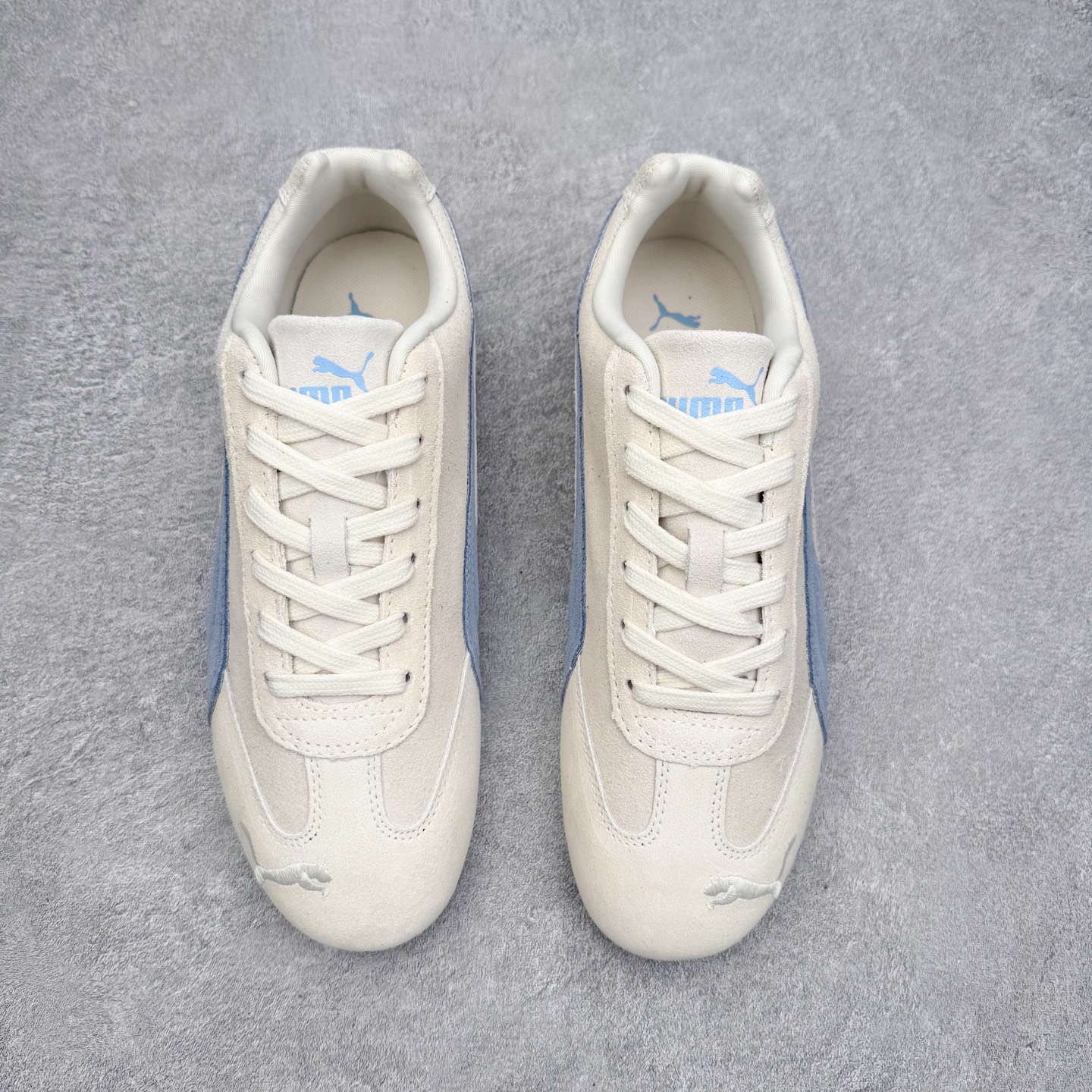 图片[2]-PUMA Speedca OG 彪马极速赛车系列低帮德训风拼接复古百搭休闲运动赛车鞋 鞋款从80、90年代赛车手所穿的防火赛车鞋为原型，鞋身线条模仿了赛车的流线廓形，体现了空气动力学原理的结构。简约流畅的外观，恰好又和贯穿其中的Formstrip Logo融合恰到好处，视觉上细节丰富且协调。本次Speedcat OG鞋款归来，最大看点自然式保留了窄版鞋型以及薄底构造。这两年各品牌鞋底越做越厚，Speedcat反其道而行之，上脚几乎无鞋底的效果带来耳目一新的视觉体验。鞋面依旧是以质感细腻的麂皮材质打造，并且大面积近乎全包裹的使用，复古味道也愈发浓烈。配色上更是将最原始的黑色和红色带回，向F1赛车队的标志性队服致敬。相信让各位一眼种草的更多是出挑的大红色，上脚即可瞬间点亮整体造型，在以球鞋为核心的OOTD中脱颖而出。而另一款黑色则是低调的万金油，彰显新潮个性的同时又不喧宾夺主，也是热爱简约系穿搭朋友的首选。 尺码：35.5 36 37 37.5 38 38.5 39 40 40.5 41 42 42.5 43 44 44.5 45-选品中心