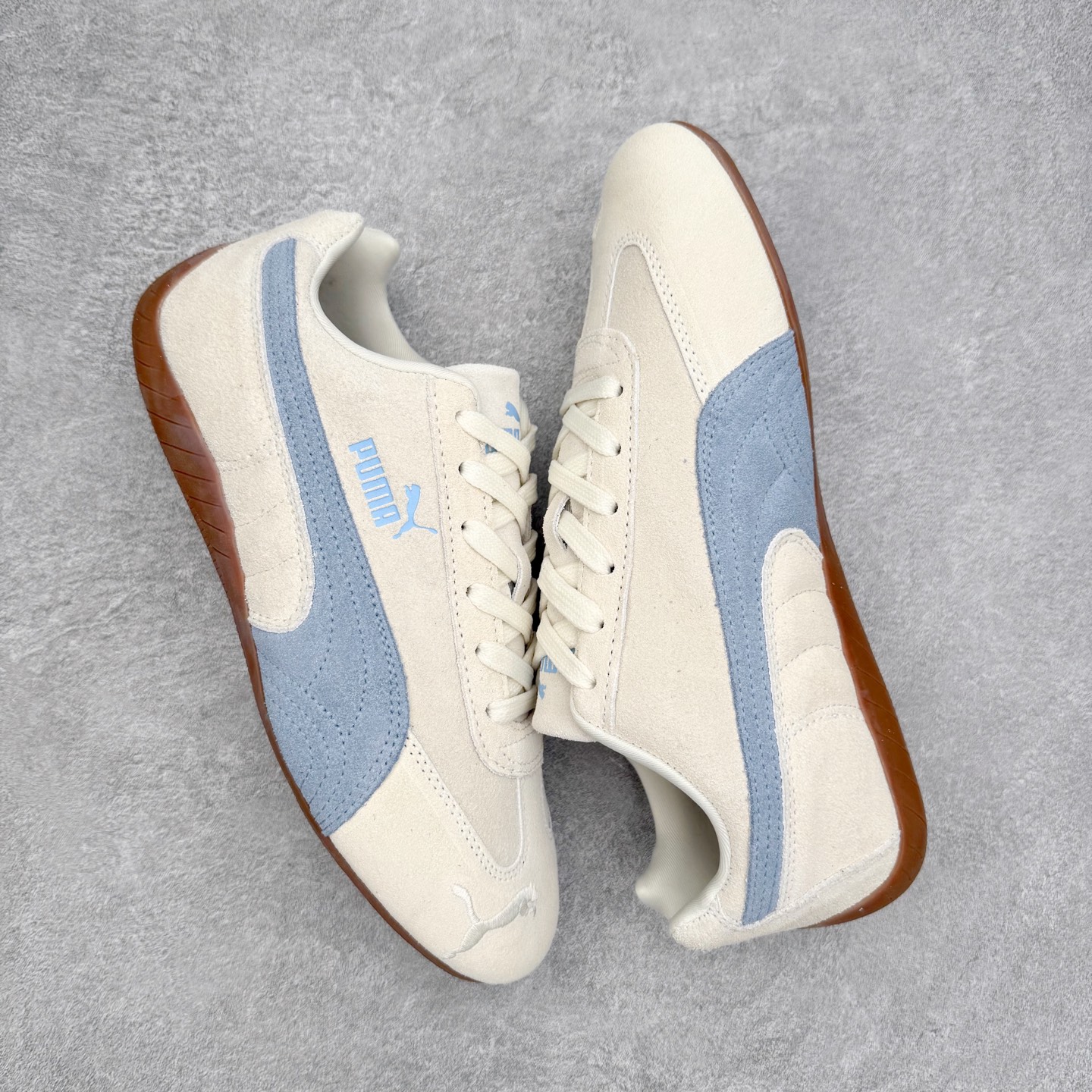 图片[3]-PUMA Speedca OG 彪马极速赛车系列低帮德训风拼接复古百搭休闲运动赛车鞋 鞋款从80、90年代赛车手所穿的防火赛车鞋为原型，鞋身线条模仿了赛车的流线廓形，体现了空气动力学原理的结构。简约流畅的外观，恰好又和贯穿其中的Formstrip Logo融合恰到好处，视觉上细节丰富且协调。本次Speedcat OG鞋款归来，最大看点自然式保留了窄版鞋型以及薄底构造。这两年各品牌鞋底越做越厚，Speedcat反其道而行之，上脚几乎无鞋底的效果带来耳目一新的视觉体验。鞋面依旧是以质感细腻的麂皮材质打造，并且大面积近乎全包裹的使用，复古味道也愈发浓烈。配色上更是将最原始的黑色和红色带回，向F1赛车队的标志性队服致敬。相信让各位一眼种草的更多是出挑的大红色，上脚即可瞬间点亮整体造型，在以球鞋为核心的OOTD中脱颖而出。而另一款黑色则是低调的万金油，彰显新潮个性的同时又不喧宾夺主，也是热爱简约系穿搭朋友的首选。 尺码：35.5 36 37 37.5 38 38.5 39 40 40.5 41 42 42.5 43 44 44.5 45-选品中心