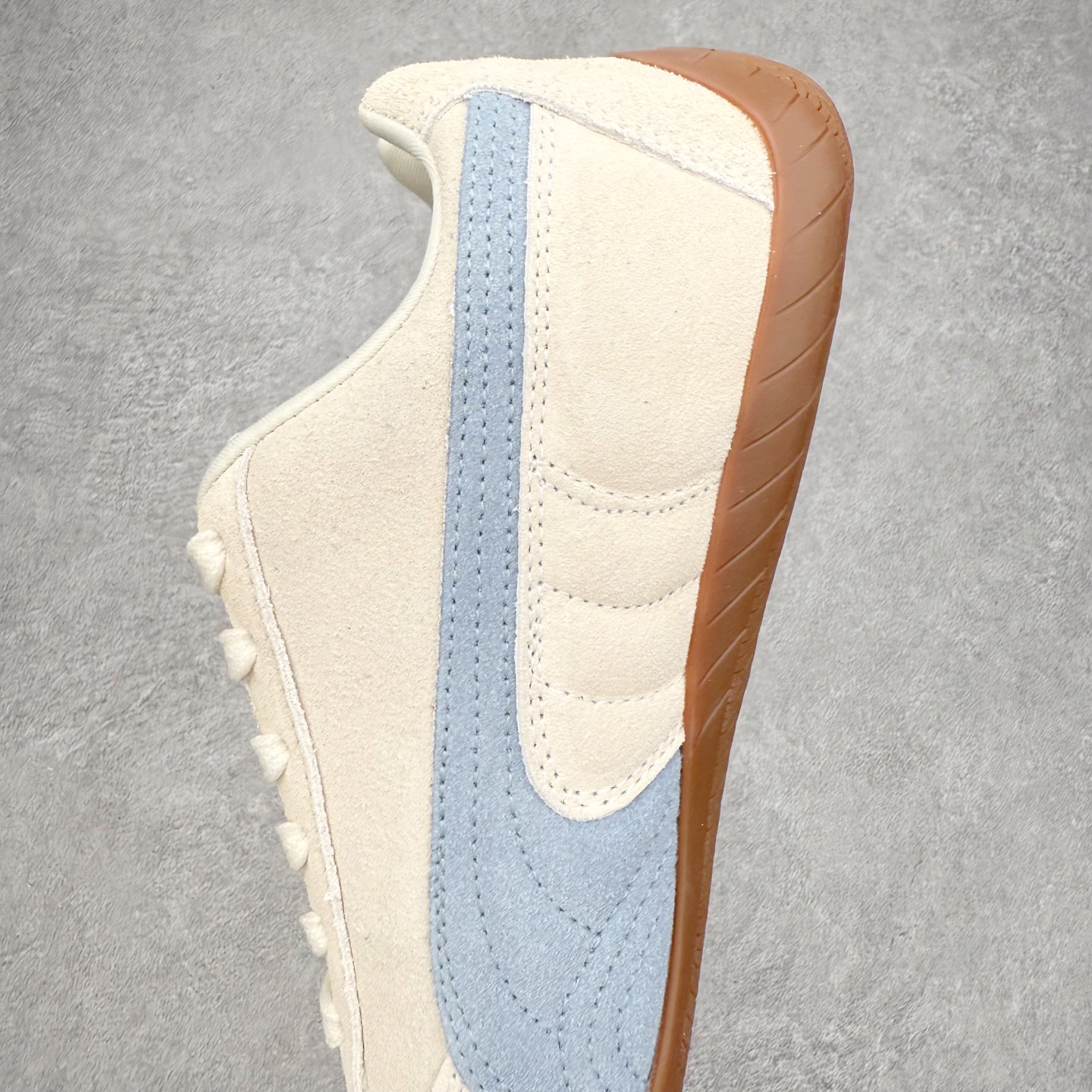 图片[7]-PUMA Speedca OG 彪马极速赛车系列低帮德训风拼接复古百搭休闲运动赛车鞋 鞋款从80、90年代赛车手所穿的防火赛车鞋为原型，鞋身线条模仿了赛车的流线廓形，体现了空气动力学原理的结构。简约流畅的外观，恰好又和贯穿其中的Formstrip Logo融合恰到好处，视觉上细节丰富且协调。本次Speedcat OG鞋款归来，最大看点自然式保留了窄版鞋型以及薄底构造。这两年各品牌鞋底越做越厚，Speedcat反其道而行之，上脚几乎无鞋底的效果带来耳目一新的视觉体验。鞋面依旧是以质感细腻的麂皮材质打造，并且大面积近乎全包裹的使用，复古味道也愈发浓烈。配色上更是将最原始的黑色和红色带回，向F1赛车队的标志性队服致敬。相信让各位一眼种草的更多是出挑的大红色，上脚即可瞬间点亮整体造型，在以球鞋为核心的OOTD中脱颖而出。而另一款黑色则是低调的万金油，彰显新潮个性的同时又不喧宾夺主，也是热爱简约系穿搭朋友的首选。 尺码：35.5 36 37 37.5 38 38.5 39 40 40.5 41 42 42.5 43 44 44.5 45-选品中心