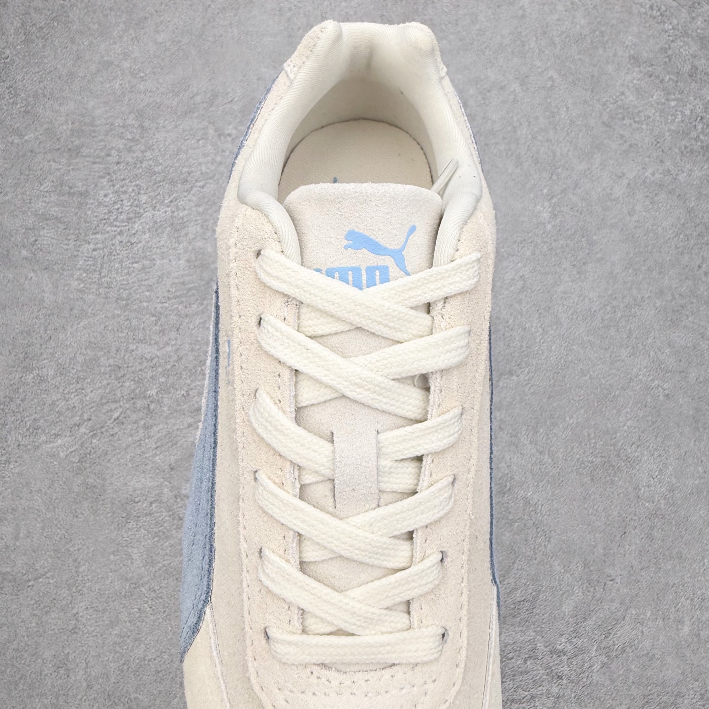 图片[5]-PUMA Speedca OG 彪马极速赛车系列低帮德训风拼接复古百搭休闲运动赛车鞋 鞋款从80、90年代赛车手所穿的防火赛车鞋为原型，鞋身线条模仿了赛车的流线廓形，体现了空气动力学原理的结构。简约流畅的外观，恰好又和贯穿其中的Formstrip Logo融合恰到好处，视觉上细节丰富且协调。本次Speedcat OG鞋款归来，最大看点自然式保留了窄版鞋型以及薄底构造。这两年各品牌鞋底越做越厚，Speedcat反其道而行之，上脚几乎无鞋底的效果带来耳目一新的视觉体验。鞋面依旧是以质感细腻的麂皮材质打造，并且大面积近乎全包裹的使用，复古味道也愈发浓烈。配色上更是将最原始的黑色和红色带回，向F1赛车队的标志性队服致敬。相信让各位一眼种草的更多是出挑的大红色，上脚即可瞬间点亮整体造型，在以球鞋为核心的OOTD中脱颖而出。而另一款黑色则是低调的万金油，彰显新潮个性的同时又不喧宾夺主，也是热爱简约系穿搭朋友的首选。 尺码：35.5 36 37 37.5 38 38.5 39 40 40.5 41 42 42.5 43 44 44.5 45-选品中心