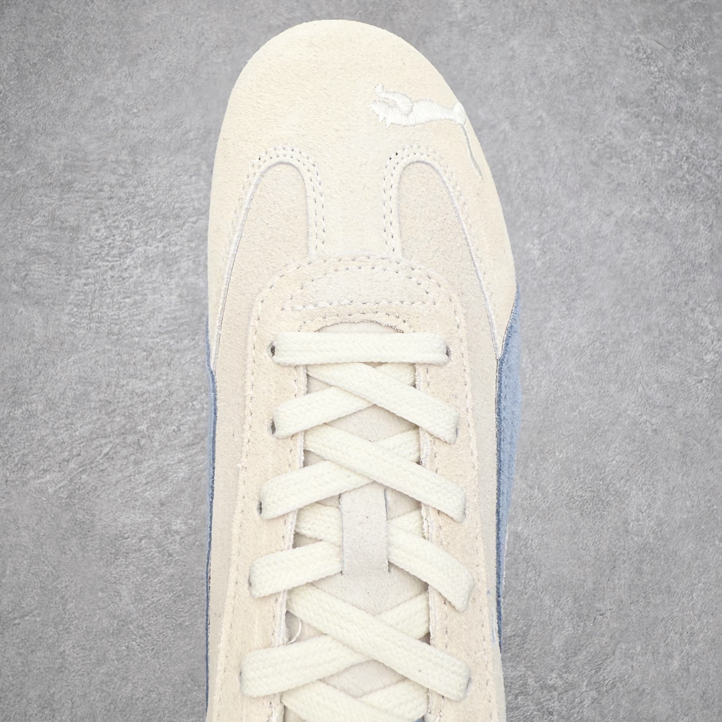 图片[4]-PUMA Speedca OG 彪马极速赛车系列低帮德训风拼接复古百搭休闲运动赛车鞋 鞋款从80、90年代赛车手所穿的防火赛车鞋为原型，鞋身线条模仿了赛车的流线廓形，体现了空气动力学原理的结构。简约流畅的外观，恰好又和贯穿其中的Formstrip Logo融合恰到好处，视觉上细节丰富且协调。本次Speedcat OG鞋款归来，最大看点自然式保留了窄版鞋型以及薄底构造。这两年各品牌鞋底越做越厚，Speedcat反其道而行之，上脚几乎无鞋底的效果带来耳目一新的视觉体验。鞋面依旧是以质感细腻的麂皮材质打造，并且大面积近乎全包裹的使用，复古味道也愈发浓烈。配色上更是将最原始的黑色和红色带回，向F1赛车队的标志性队服致敬。相信让各位一眼种草的更多是出挑的大红色，上脚即可瞬间点亮整体造型，在以球鞋为核心的OOTD中脱颖而出。而另一款黑色则是低调的万金油，彰显新潮个性的同时又不喧宾夺主，也是热爱简约系穿搭朋友的首选。 尺码：35.5 36 37 37.5 38 38.5 39 40 40.5 41 42 42.5 43 44 44.5 45-选品中心