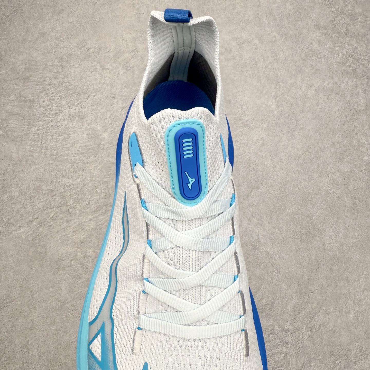 图片[5]-Mizuno Neo Vista Y2K柔软舒适减震耐磨支撑 低帮休闲跑步鞋 男女同款 美津浓（Mizuno）是日本美津浓株式会社于1906年创立的运动品牌，经过一个多世纪的不断努力现已成为世界著名的运动器具、服装和鞋类生产商。美津浓力求服务于各类运动项目，并竭力使运动生活更加愉快和振奋。产品种类齐全，覆盖几乎全部主要运动项目，达到30万多个品类。尺码：36 36.5 37.5 38 38.5 39 40 40.5 41 42 42.5 43 44 44.5 45-选品中心