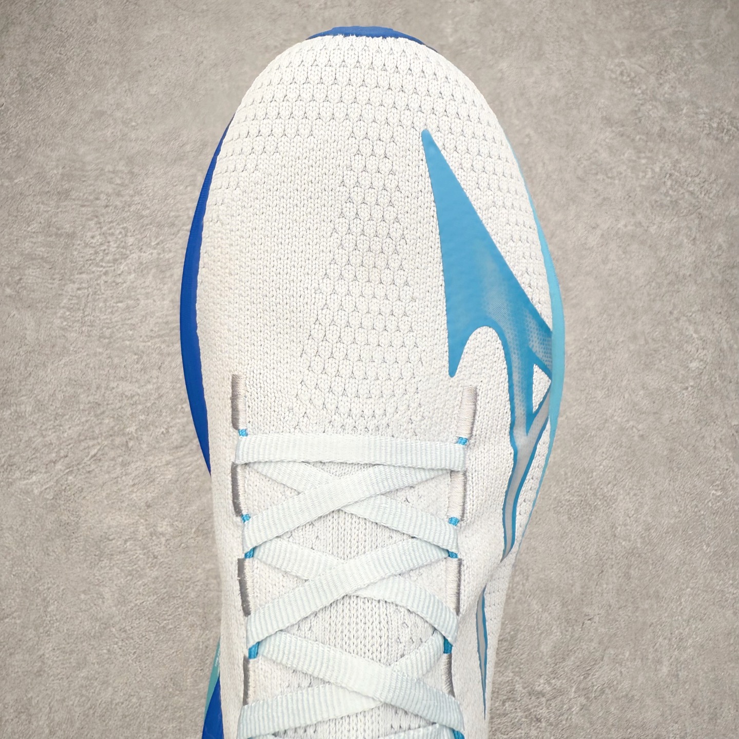 图片[4]-Mizuno Neo Vista Y2K柔软舒适减震耐磨支撑 低帮休闲跑步鞋 男女同款 美津浓（Mizuno）是日本美津浓株式会社于1906年创立的运动品牌，经过一个多世纪的不断努力现已成为世界著名的运动器具、服装和鞋类生产商。美津浓力求服务于各类运动项目，并竭力使运动生活更加愉快和振奋。产品种类齐全，覆盖几乎全部主要运动项目，达到30万多个品类。尺码：36 36.5 37.5 38 38.5 39 40 40.5 41 42 42.5 43 44 44.5 45-选品中心