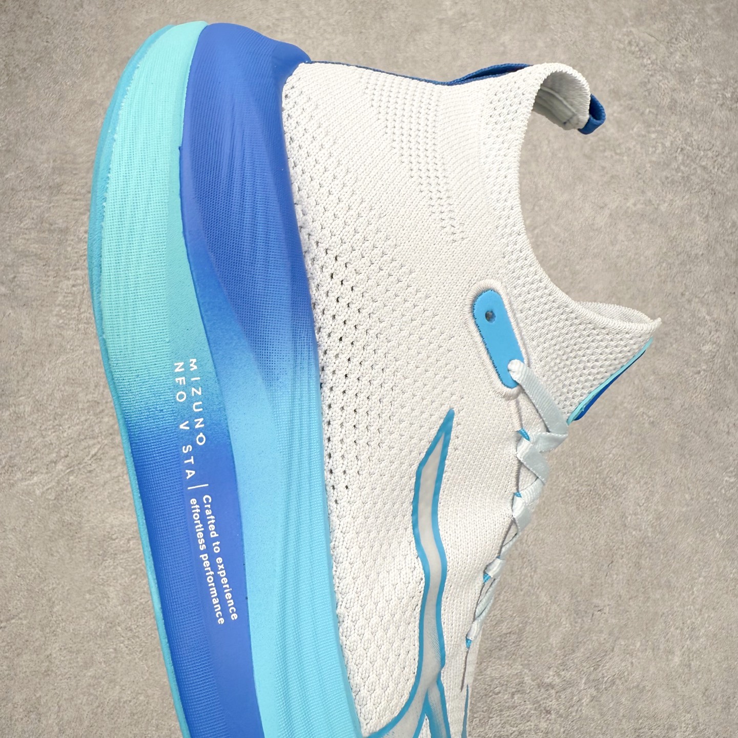 图片[6]-Mizuno Neo Vista Y2K柔软舒适减震耐磨支撑 低帮休闲跑步鞋 男女同款 美津浓（Mizuno）是日本美津浓株式会社于1906年创立的运动品牌，经过一个多世纪的不断努力现已成为世界著名的运动器具、服装和鞋类生产商。美津浓力求服务于各类运动项目，并竭力使运动生活更加愉快和振奋。产品种类齐全，覆盖几乎全部主要运动项目，达到30万多个品类。尺码：36 36.5 37.5 38 38.5 39 40 40.5 41 42 42.5 43 44 44.5 45-选品中心