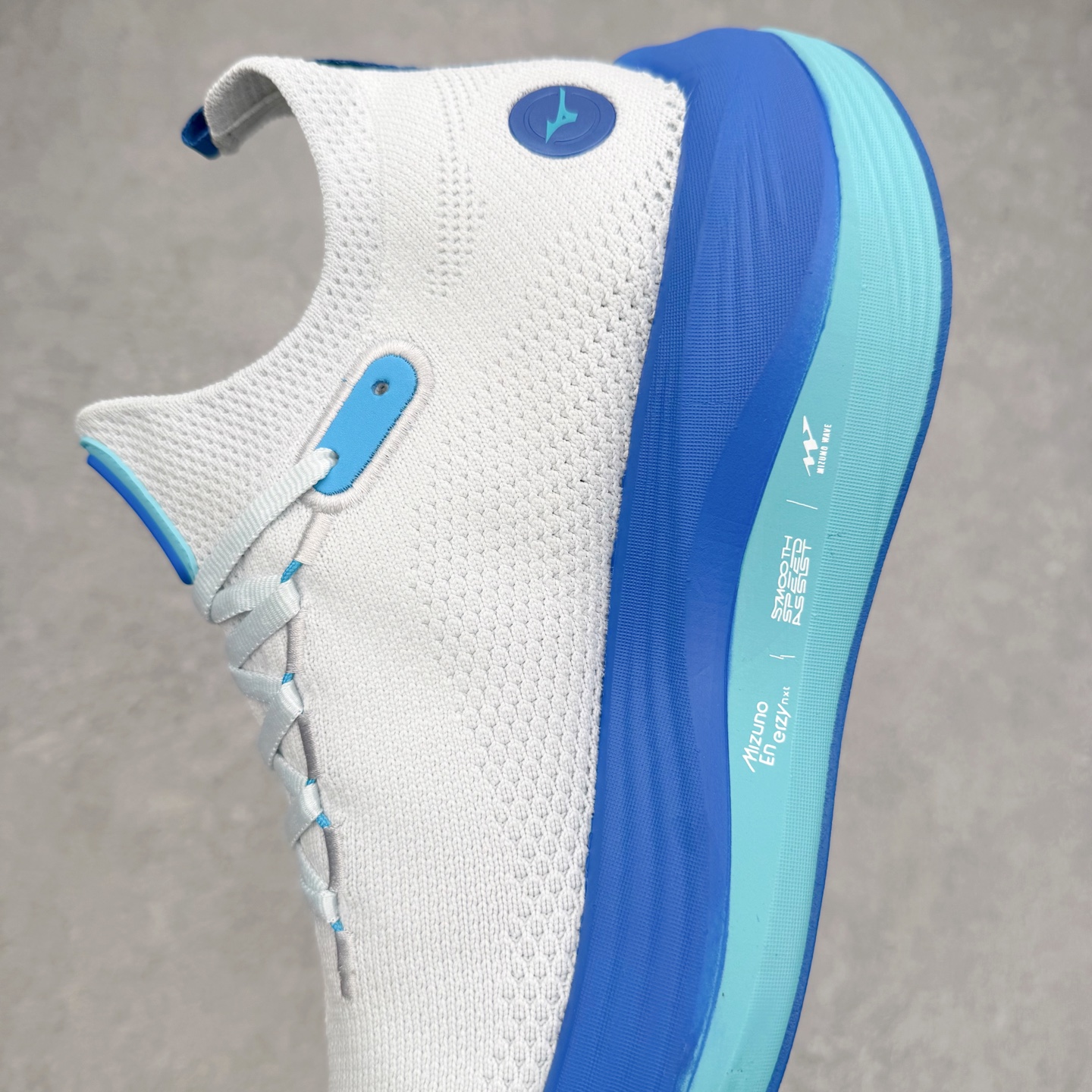 图片[7]-Mizuno Neo Vista Y2K柔软舒适减震耐磨支撑 低帮休闲跑步鞋 男女同款 美津浓（Mizuno）是日本美津浓株式会社于1906年创立的运动品牌，经过一个多世纪的不断努力现已成为世界著名的运动器具、服装和鞋类生产商。美津浓力求服务于各类运动项目，并竭力使运动生活更加愉快和振奋。产品种类齐全，覆盖几乎全部主要运动项目，达到30万多个品类。尺码：36 36.5 37.5 38 38.5 39 40 40.5 41 42 42.5 43 44 44.5 45-选品中心