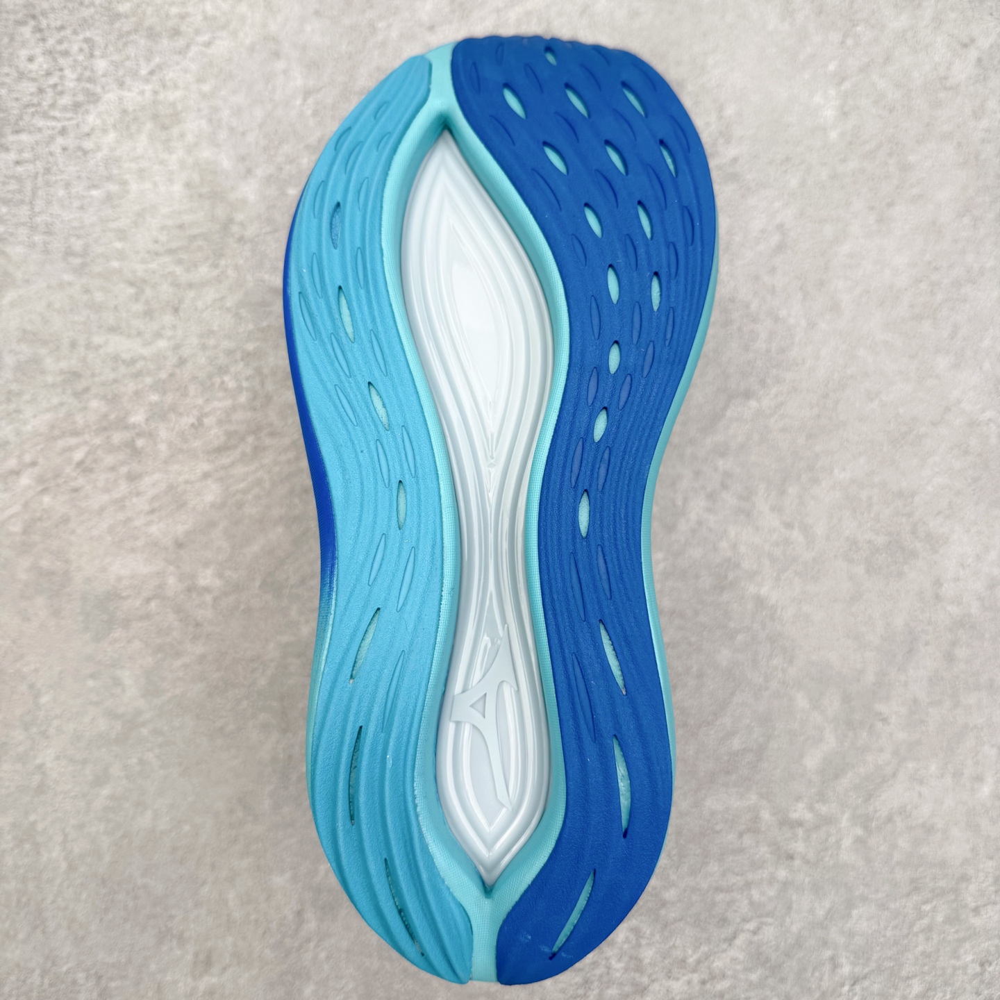 图片[9]-Mizuno Neo Vista Y2K柔软舒适减震耐磨支撑 低帮休闲跑步鞋 男女同款 美津浓（Mizuno）是日本美津浓株式会社于1906年创立的运动品牌，经过一个多世纪的不断努力现已成为世界著名的运动器具、服装和鞋类生产商。美津浓力求服务于各类运动项目，并竭力使运动生活更加愉快和振奋。产品种类齐全，覆盖几乎全部主要运动项目，达到30万多个品类。尺码：36 36.5 37.5 38 38.5 39 40 40.5 41 42 42.5 43 44 44.5 45-选品中心