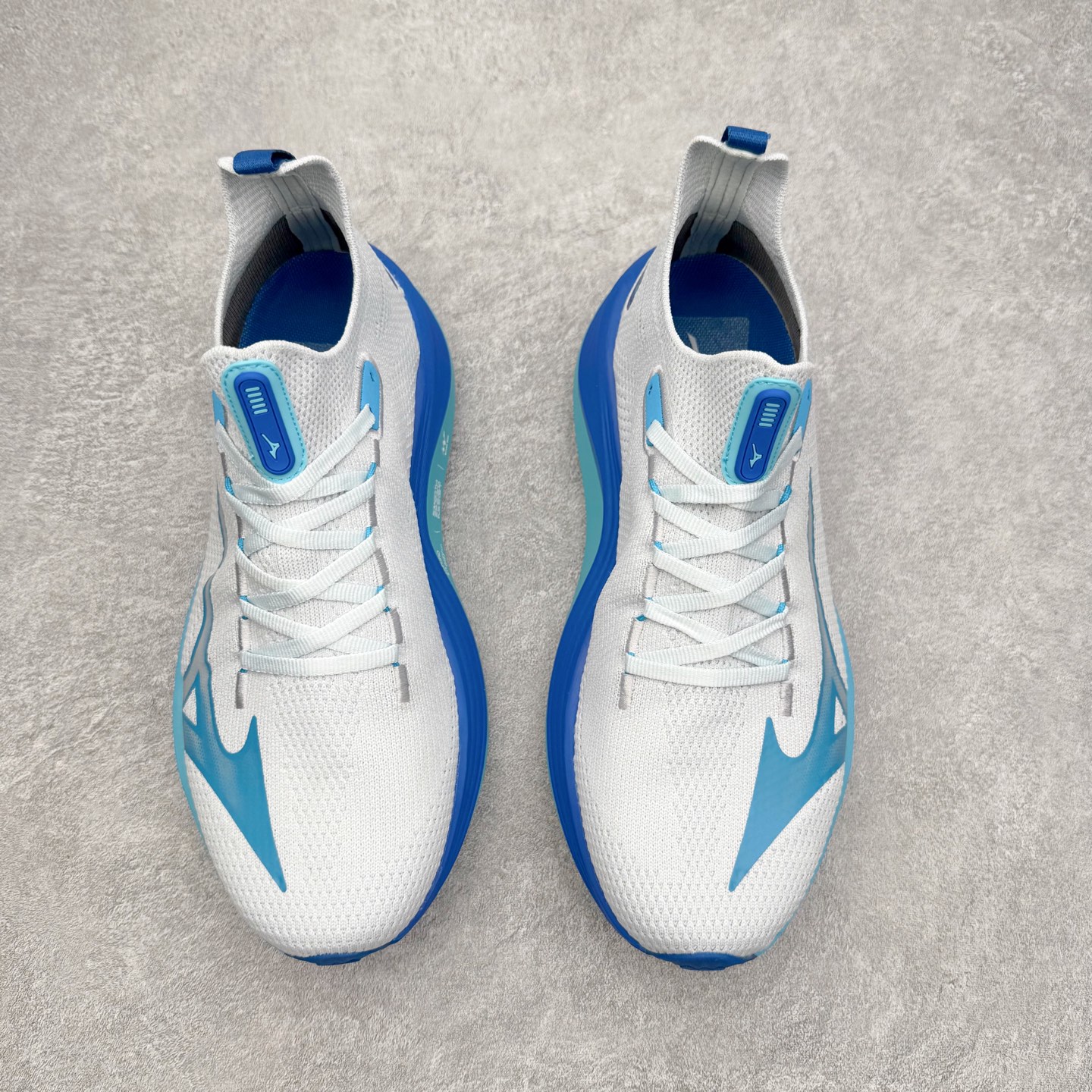 图片[2]-Mizuno Neo Vista Y2K柔软舒适减震耐磨支撑 低帮休闲跑步鞋 男女同款 美津浓（Mizuno）是日本美津浓株式会社于1906年创立的运动品牌，经过一个多世纪的不断努力现已成为世界著名的运动器具、服装和鞋类生产商。美津浓力求服务于各类运动项目，并竭力使运动生活更加愉快和振奋。产品种类齐全，覆盖几乎全部主要运动项目，达到30万多个品类。尺码：36 36.5 37.5 38 38.5 39 40 40.5 41 42 42.5 43 44 44.5 45-选品中心