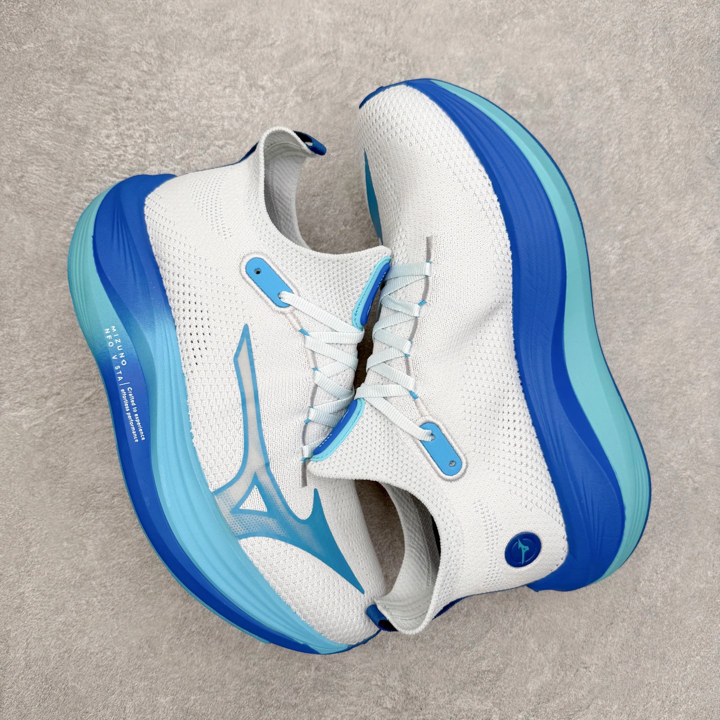 图片[3]-Mizuno Neo Vista Y2K柔软舒适减震耐磨支撑 低帮休闲跑步鞋 男女同款 美津浓（Mizuno）是日本美津浓株式会社于1906年创立的运动品牌，经过一个多世纪的不断努力现已成为世界著名的运动器具、服装和鞋类生产商。美津浓力求服务于各类运动项目，并竭力使运动生活更加愉快和振奋。产品种类齐全，覆盖几乎全部主要运动项目，达到30万多个品类。尺码：36 36.5 37.5 38 38.5 39 40 40.5 41 42 42.5 43 44 44.5 45-选品中心