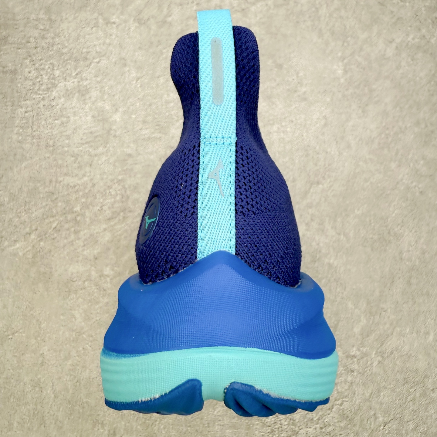 图片[8]-Mizuno Neo Vista Y2K柔软舒适减震耐磨支撑 低帮休闲跑步鞋 男女同款 美津浓（Mizuno）是日本美津浓株式会社于1906年创立的运动品牌，经过一个多世纪的不断努力现已成为世界著名的运动器具、服装和鞋类生产商。美津浓力求服务于各类运动项目，并竭力使运动生活更加愉快和振奋。产品种类齐全，覆盖几乎全部主要运动项目，达到30万多个品类。尺码：36 36.5 37.5 38 38.5 39 40 40.5 41 42 42.5 43 44 44.5 45-选品中心