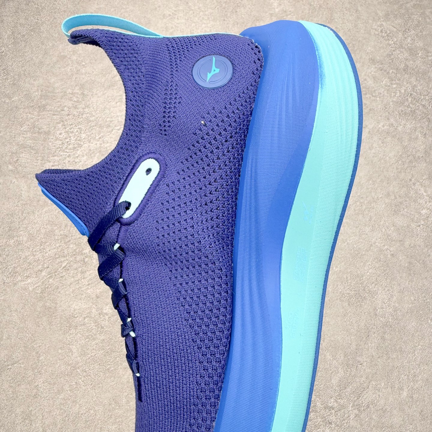 图片[7]-Mizuno Neo Vista Y2K柔软舒适减震耐磨支撑 低帮休闲跑步鞋 男女同款 美津浓（Mizuno）是日本美津浓株式会社于1906年创立的运动品牌，经过一个多世纪的不断努力现已成为世界著名的运动器具、服装和鞋类生产商。美津浓力求服务于各类运动项目，并竭力使运动生活更加愉快和振奋。产品种类齐全，覆盖几乎全部主要运动项目，达到30万多个品类。尺码：36 36.5 37.5 38 38.5 39 40 40.5 41 42 42.5 43 44 44.5 45-选品中心