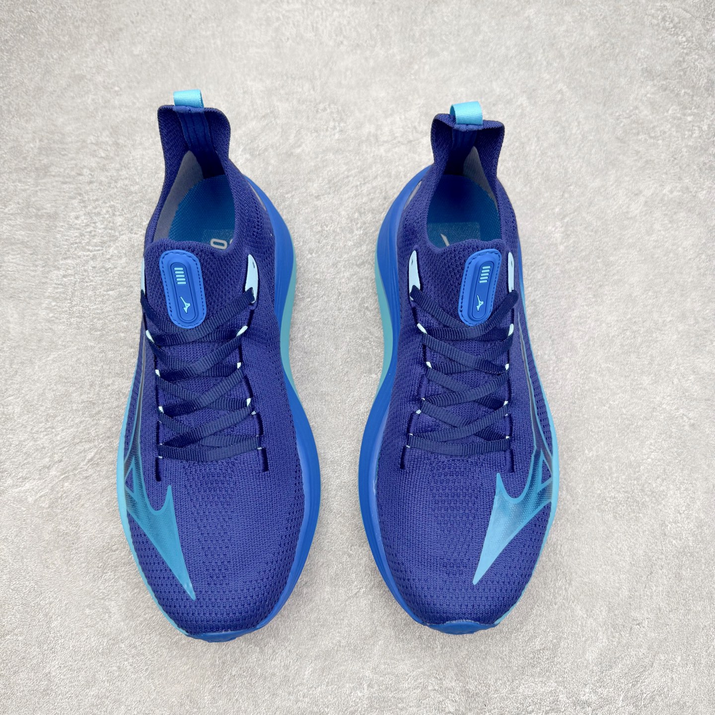 图片[2]-Mizuno Neo Vista Y2K柔软舒适减震耐磨支撑 低帮休闲跑步鞋 男女同款 美津浓（Mizuno）是日本美津浓株式会社于1906年创立的运动品牌，经过一个多世纪的不断努力现已成为世界著名的运动器具、服装和鞋类生产商。美津浓力求服务于各类运动项目，并竭力使运动生活更加愉快和振奋。产品种类齐全，覆盖几乎全部主要运动项目，达到30万多个品类。尺码：36 36.5 37.5 38 38.5 39 40 40.5 41 42 42.5 43 44 44.5 45-选品中心