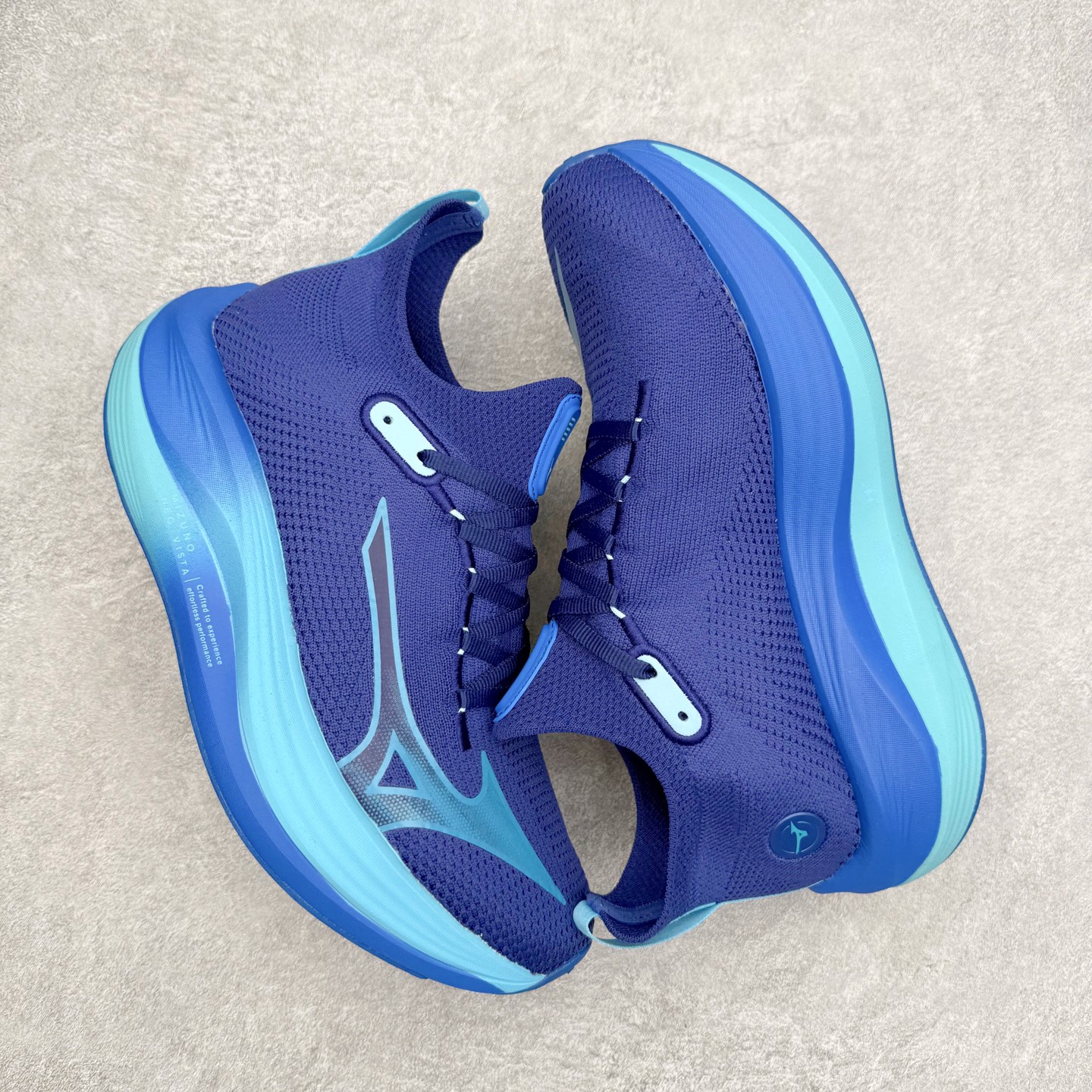 图片[3]-Mizuno Neo Vista Y2K柔软舒适减震耐磨支撑 低帮休闲跑步鞋 男女同款 美津浓（Mizuno）是日本美津浓株式会社于1906年创立的运动品牌，经过一个多世纪的不断努力现已成为世界著名的运动器具、服装和鞋类生产商。美津浓力求服务于各类运动项目，并竭力使运动生活更加愉快和振奋。产品种类齐全，覆盖几乎全部主要运动项目，达到30万多个品类。尺码：36 36.5 37.5 38 38.5 39 40 40.5 41 42 42.5 43 44 44.5 45-选品中心