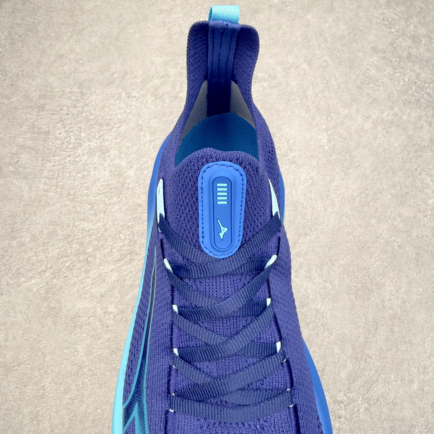 图片[5]-Mizuno Neo Vista Y2K柔软舒适减震耐磨支撑 低帮休闲跑步鞋 男女同款 美津浓（Mizuno）是日本美津浓株式会社于1906年创立的运动品牌，经过一个多世纪的不断努力现已成为世界著名的运动器具、服装和鞋类生产商。美津浓力求服务于各类运动项目，并竭力使运动生活更加愉快和振奋。产品种类齐全，覆盖几乎全部主要运动项目，达到30万多个品类。尺码：36 36.5 37.5 38 38.5 39 40 40.5 41 42 42.5 43 44 44.5 45-选品中心