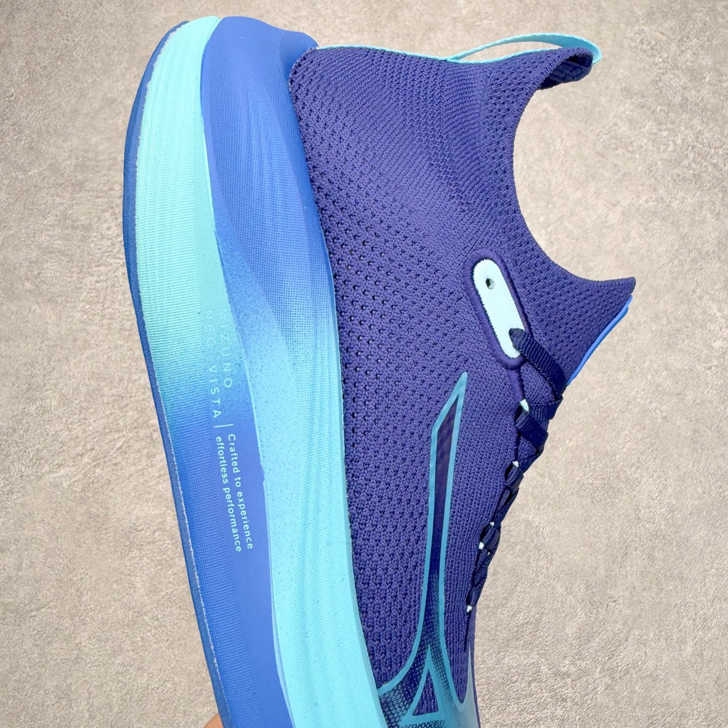 图片[6]-Mizuno Neo Vista Y2K柔软舒适减震耐磨支撑 低帮休闲跑步鞋 男女同款 美津浓（Mizuno）是日本美津浓株式会社于1906年创立的运动品牌，经过一个多世纪的不断努力现已成为世界著名的运动器具、服装和鞋类生产商。美津浓力求服务于各类运动项目，并竭力使运动生活更加愉快和振奋。产品种类齐全，覆盖几乎全部主要运动项目，达到30万多个品类。尺码：36 36.5 37.5 38 38.5 39 40 40.5 41 42 42.5 43 44 44.5 45-选品中心