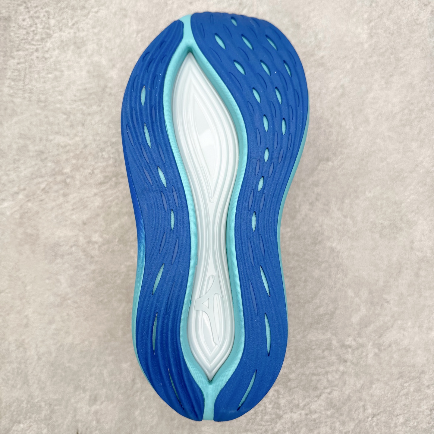 图片[9]-Mizuno Neo Vista Y2K柔软舒适减震耐磨支撑 低帮休闲跑步鞋 男女同款 美津浓（Mizuno）是日本美津浓株式会社于1906年创立的运动品牌，经过一个多世纪的不断努力现已成为世界著名的运动器具、服装和鞋类生产商。美津浓力求服务于各类运动项目，并竭力使运动生活更加愉快和振奋。产品种类齐全，覆盖几乎全部主要运动项目，达到30万多个品类。尺码：36 36.5 37.5 38 38.5 39 40 40.5 41 42 42.5 43 44 44.5 45-选品中心