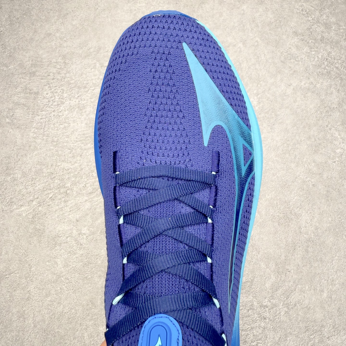 图片[4]-Mizuno Neo Vista Y2K柔软舒适减震耐磨支撑 低帮休闲跑步鞋 男女同款 美津浓（Mizuno）是日本美津浓株式会社于1906年创立的运动品牌，经过一个多世纪的不断努力现已成为世界著名的运动器具、服装和鞋类生产商。美津浓力求服务于各类运动项目，并竭力使运动生活更加愉快和振奋。产品种类齐全，覆盖几乎全部主要运动项目，达到30万多个品类。尺码：36 36.5 37.5 38 38.5 39 40 40.5 41 42 42.5 43 44 44.5 45-选品中心