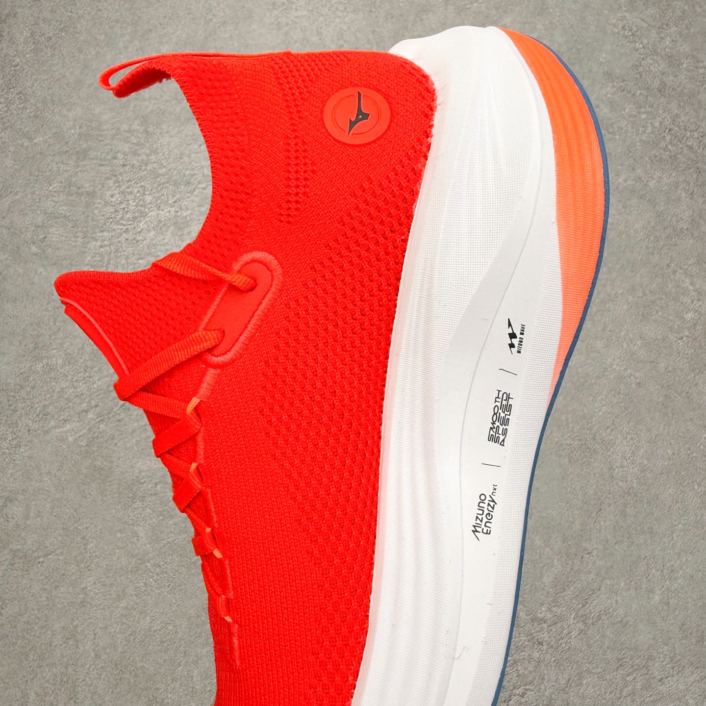 图片[7]-Mizuno Neo Vista Y2K柔软舒适减震耐磨支撑 低帮休闲跑步鞋 男女同款 美津浓（Mizuno）是日本美津浓株式会社于1906年创立的运动品牌，经过一个多世纪的不断努力现已成为世界著名的运动器具、服装和鞋类生产商。美津浓力求服务于各类运动项目，并竭力使运动生活更加愉快和振奋。产品种类齐全，覆盖几乎全部主要运动项目，达到30万多个品类。尺码：36 36.5 37.5 38 38.5 39 40 40.5 41 42 42.5 43 44 44.5 45-选品中心