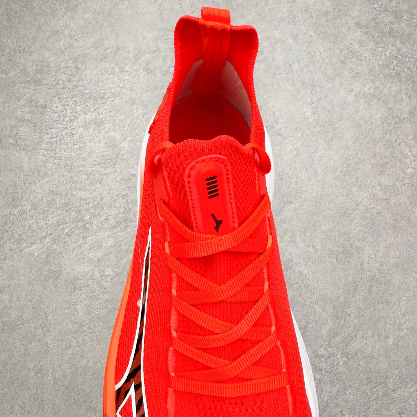 图片[5]-Mizuno Neo Vista Y2K柔软舒适减震耐磨支撑 低帮休闲跑步鞋 男女同款 美津浓（Mizuno）是日本美津浓株式会社于1906年创立的运动品牌，经过一个多世纪的不断努力现已成为世界著名的运动器具、服装和鞋类生产商。美津浓力求服务于各类运动项目，并竭力使运动生活更加愉快和振奋。产品种类齐全，覆盖几乎全部主要运动项目，达到30万多个品类。尺码：36 36.5 37.5 38 38.5 39 40 40.5 41 42 42.5 43 44 44.5 45-选品中心