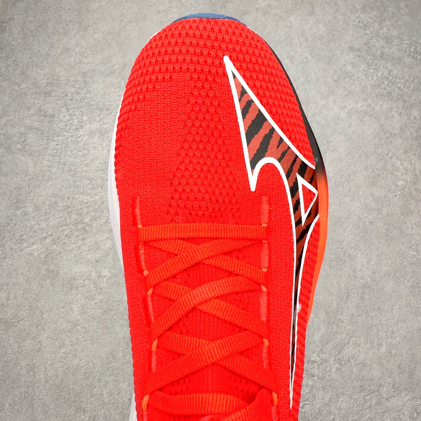 图片[4]-Mizuno Neo Vista Y2K柔软舒适减震耐磨支撑 低帮休闲跑步鞋 男女同款 美津浓（Mizuno）是日本美津浓株式会社于1906年创立的运动品牌，经过一个多世纪的不断努力现已成为世界著名的运动器具、服装和鞋类生产商。美津浓力求服务于各类运动项目，并竭力使运动生活更加愉快和振奋。产品种类齐全，覆盖几乎全部主要运动项目，达到30万多个品类。尺码：36 36.5 37.5 38 38.5 39 40 40.5 41 42 42.5 43 44 44.5 45-选品中心