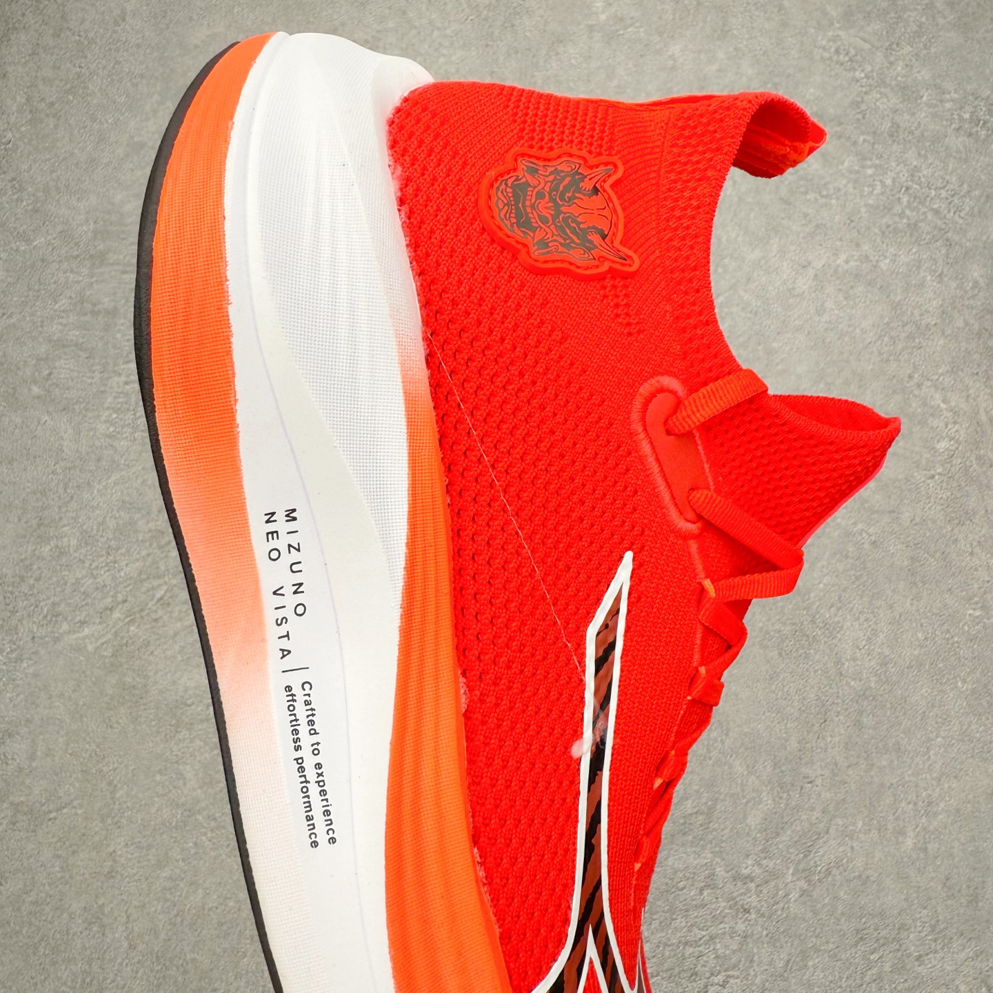 图片[6]-Mizuno Neo Vista Y2K柔软舒适减震耐磨支撑 低帮休闲跑步鞋 男女同款 美津浓（Mizuno）是日本美津浓株式会社于1906年创立的运动品牌，经过一个多世纪的不断努力现已成为世界著名的运动器具、服装和鞋类生产商。美津浓力求服务于各类运动项目，并竭力使运动生活更加愉快和振奋。产品种类齐全，覆盖几乎全部主要运动项目，达到30万多个品类。尺码：36 36.5 37.5 38 38.5 39 40 40.5 41 42 42.5 43 44 44.5 45-选品中心