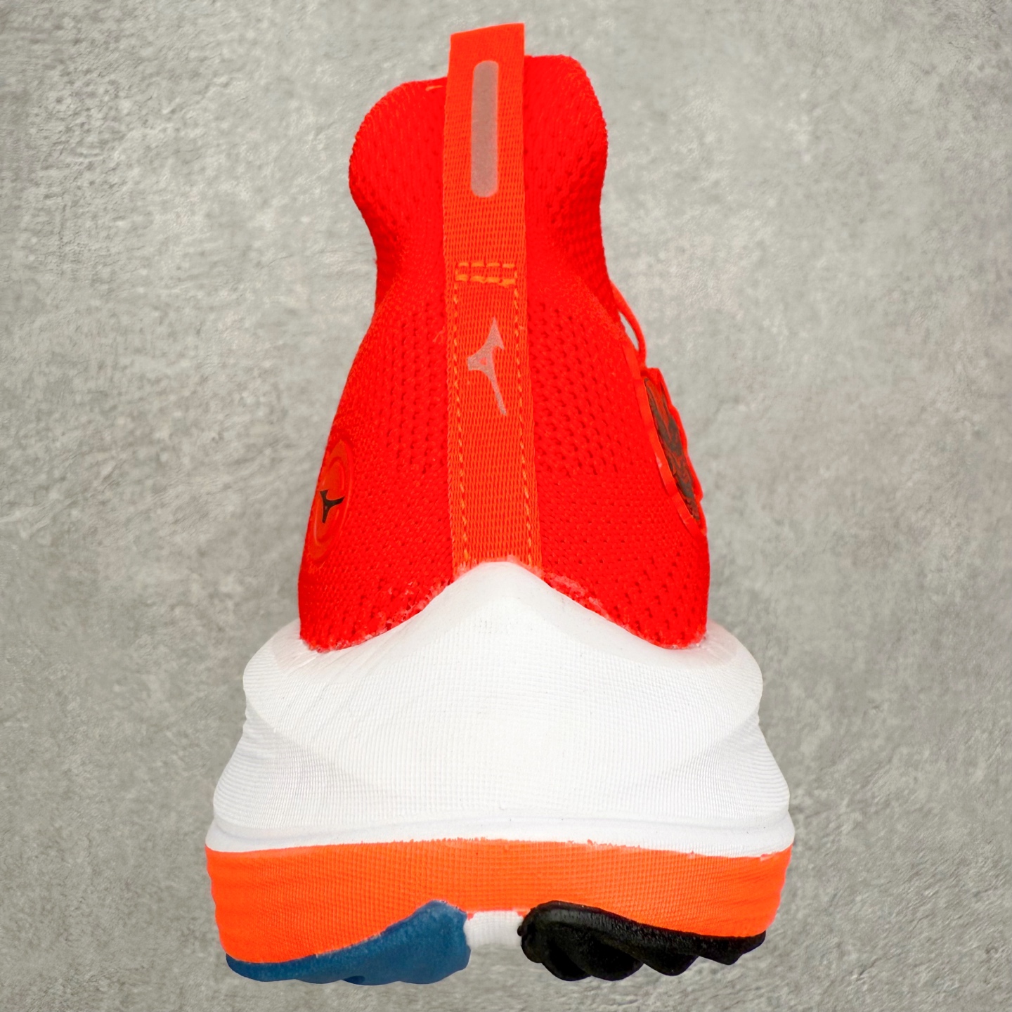 图片[8]-Mizuno Neo Vista Y2K柔软舒适减震耐磨支撑 低帮休闲跑步鞋 男女同款 美津浓（Mizuno）是日本美津浓株式会社于1906年创立的运动品牌，经过一个多世纪的不断努力现已成为世界著名的运动器具、服装和鞋类生产商。美津浓力求服务于各类运动项目，并竭力使运动生活更加愉快和振奋。产品种类齐全，覆盖几乎全部主要运动项目，达到30万多个品类。尺码：36 36.5 37.5 38 38.5 39 40 40.5 41 42 42.5 43 44 44.5 45-选品中心