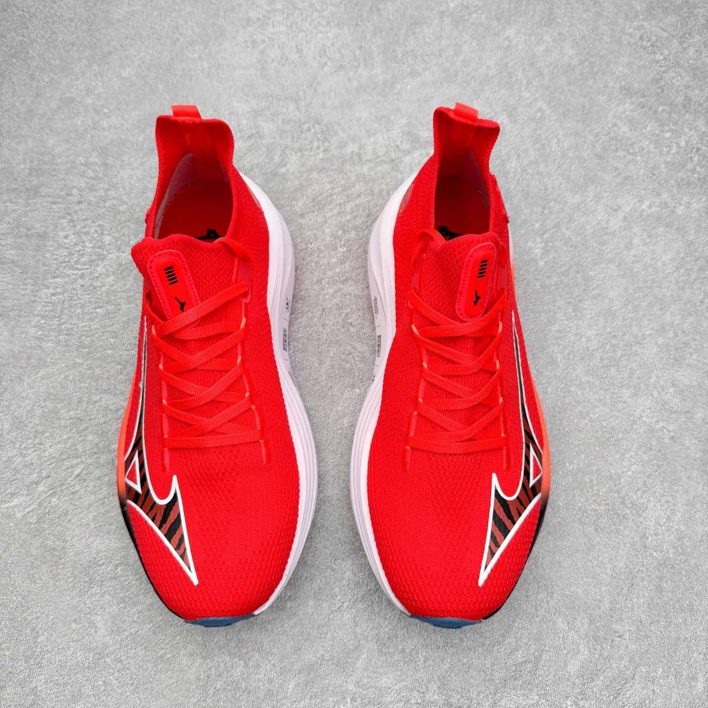 图片[2]-Mizuno Neo Vista Y2K柔软舒适减震耐磨支撑 低帮休闲跑步鞋 男女同款 美津浓（Mizuno）是日本美津浓株式会社于1906年创立的运动品牌，经过一个多世纪的不断努力现已成为世界著名的运动器具、服装和鞋类生产商。美津浓力求服务于各类运动项目，并竭力使运动生活更加愉快和振奋。产品种类齐全，覆盖几乎全部主要运动项目，达到30万多个品类。尺码：36 36.5 37.5 38 38.5 39 40 40.5 41 42 42.5 43 44 44.5 45-选品中心