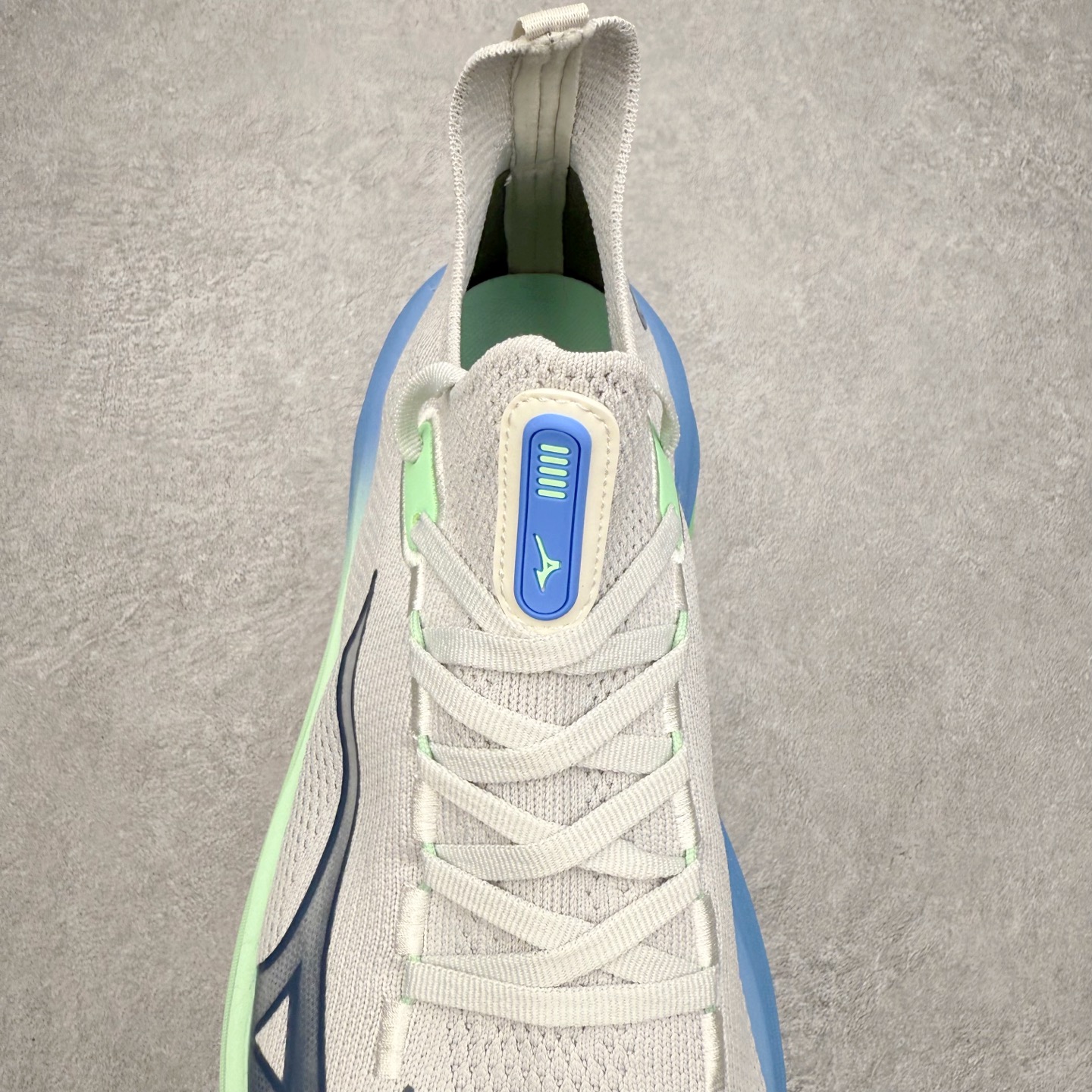 图片[5]-Mizuno Neo Vista Y2K柔软舒适减震耐磨支撑 低帮休闲跑步鞋 男女同款 美津浓（Mizuno）是日本美津浓株式会社于1906年创立的运动品牌，经过一个多世纪的不断努力现已成为世界著名的运动器具、服装和鞋类生产商。美津浓力求服务于各类运动项目，并竭力使运动生活更加愉快和振奋。产品种类齐全，覆盖几乎全部主要运动项目，达到30万多个品类。尺码：36 36.5 37.5 38 38.5 39 40 40.5 41 42 42.5 43 44 44.5 45-选品中心