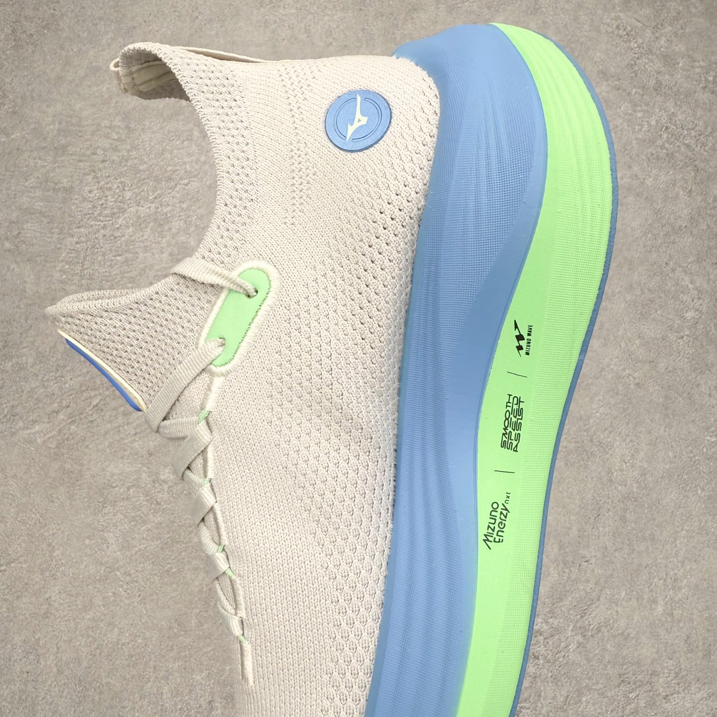 图片[7]-Mizuno Neo Vista Y2K柔软舒适减震耐磨支撑 低帮休闲跑步鞋 男女同款 美津浓（Mizuno）是日本美津浓株式会社于1906年创立的运动品牌，经过一个多世纪的不断努力现已成为世界著名的运动器具、服装和鞋类生产商。美津浓力求服务于各类运动项目，并竭力使运动生活更加愉快和振奋。产品种类齐全，覆盖几乎全部主要运动项目，达到30万多个品类。尺码：36 36.5 37.5 38 38.5 39 40 40.5 41 42 42.5 43 44 44.5 45-选品中心