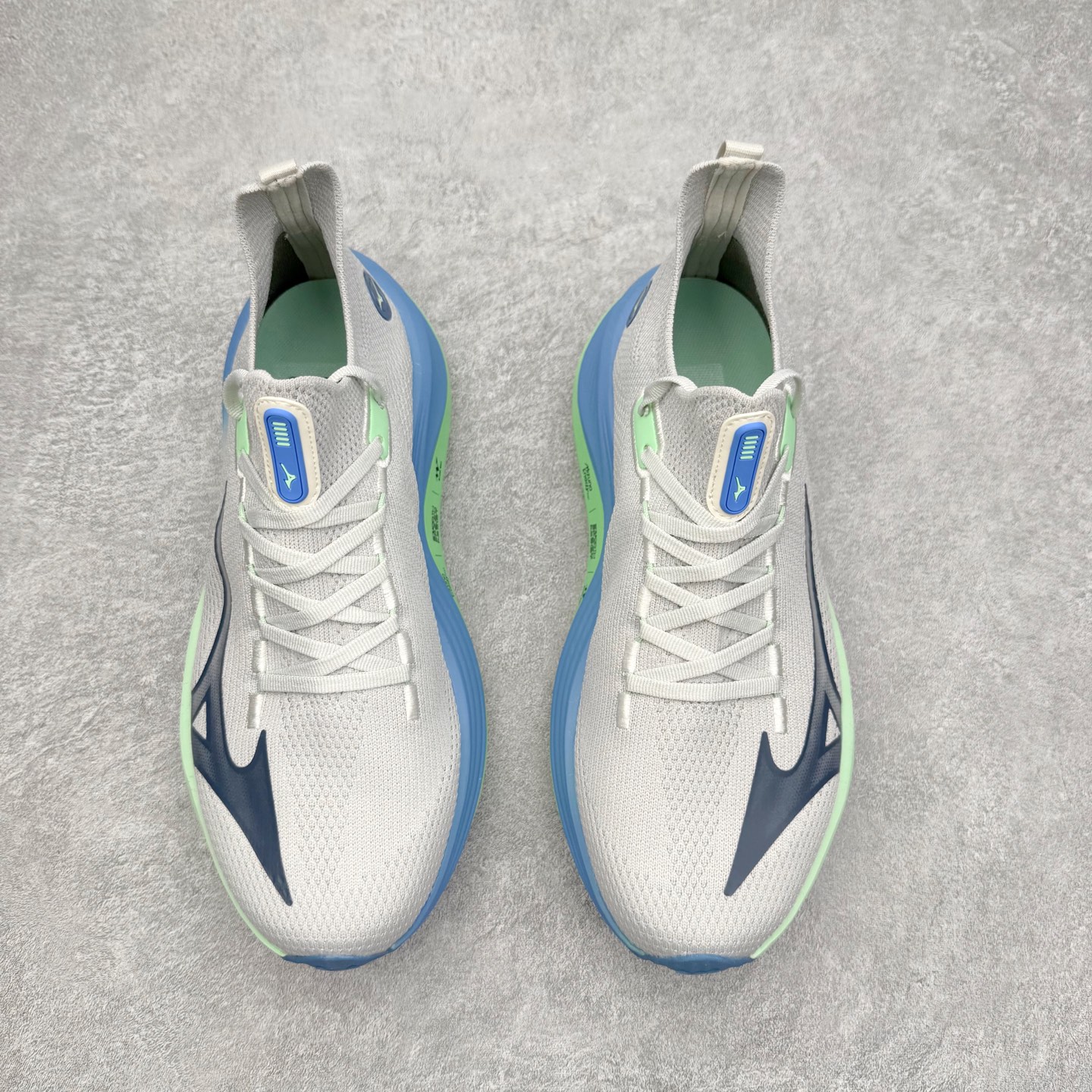 图片[2]-Mizuno Neo Vista Y2K柔软舒适减震耐磨支撑 低帮休闲跑步鞋 男女同款 美津浓（Mizuno）是日本美津浓株式会社于1906年创立的运动品牌，经过一个多世纪的不断努力现已成为世界著名的运动器具、服装和鞋类生产商。美津浓力求服务于各类运动项目，并竭力使运动生活更加愉快和振奋。产品种类齐全，覆盖几乎全部主要运动项目，达到30万多个品类。尺码：36 36.5 37.5 38 38.5 39 40 40.5 41 42 42.5 43 44 44.5 45-选品中心