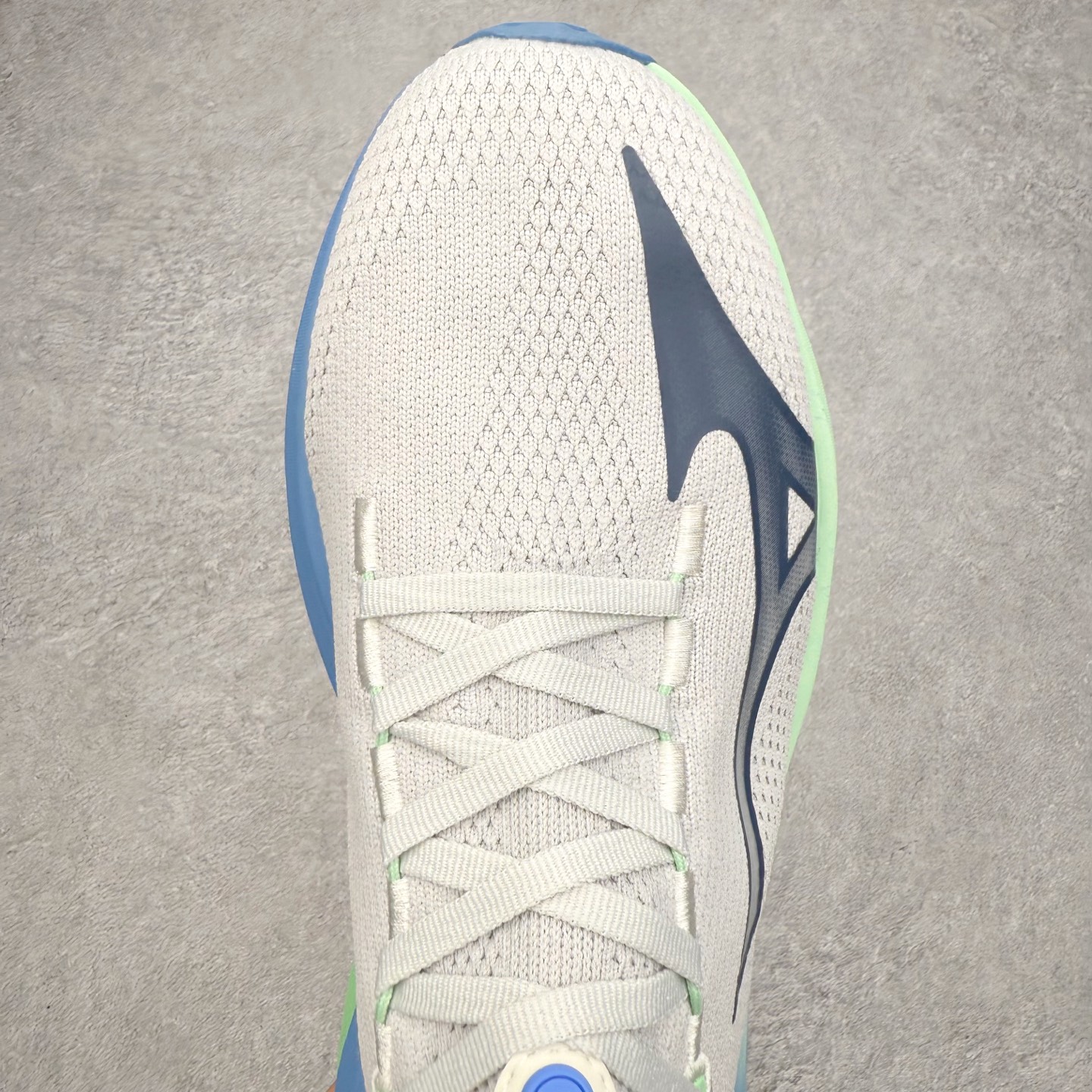 图片[4]-Mizuno Neo Vista Y2K柔软舒适减震耐磨支撑 低帮休闲跑步鞋 男女同款 美津浓（Mizuno）是日本美津浓株式会社于1906年创立的运动品牌，经过一个多世纪的不断努力现已成为世界著名的运动器具、服装和鞋类生产商。美津浓力求服务于各类运动项目，并竭力使运动生活更加愉快和振奋。产品种类齐全，覆盖几乎全部主要运动项目，达到30万多个品类。尺码：36 36.5 37.5 38 38.5 39 40 40.5 41 42 42.5 43 44 44.5 45-选品中心