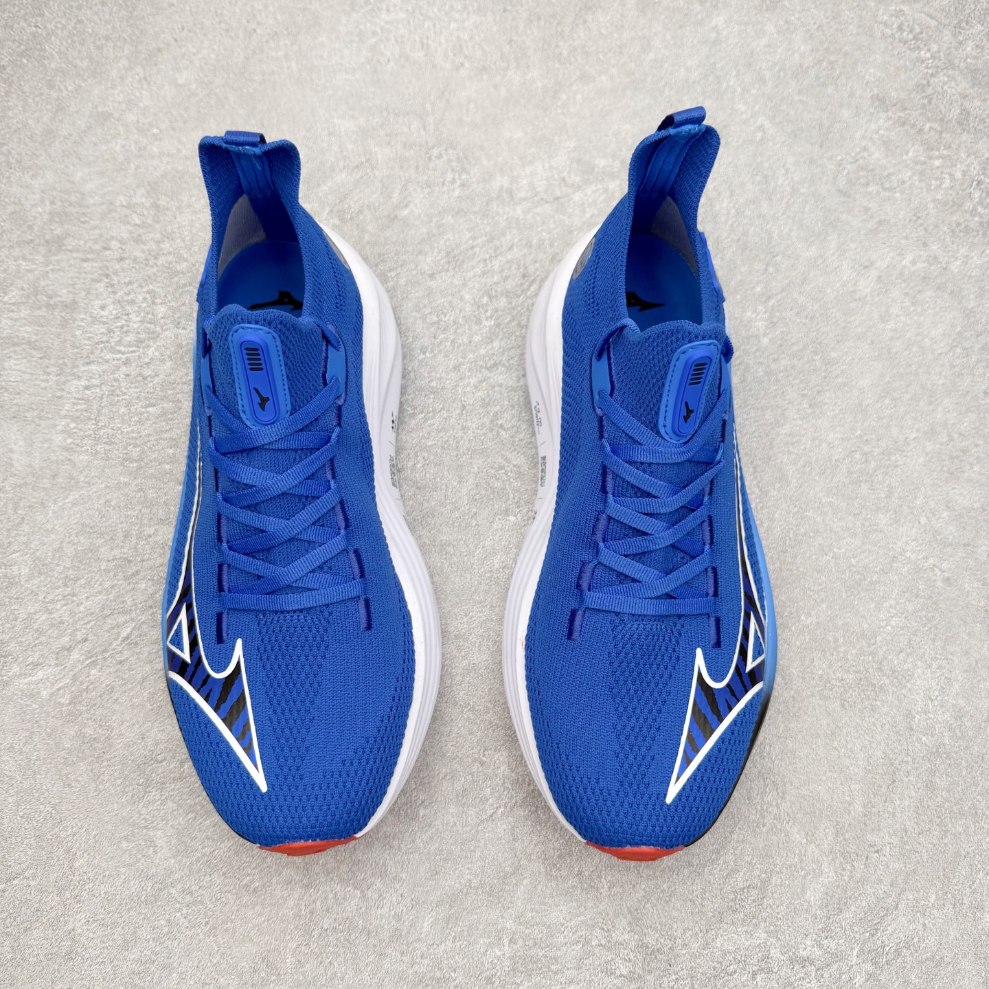 图片[2]-Mizuno Neo Vista Y2K柔软舒适减震耐磨支撑 低帮休闲跑步鞋 男女同款 美津浓（Mizuno）是日本美津浓株式会社于1906年创立的运动品牌，经过一个多世纪的不断努力现已成为世界著名的运动器具、服装和鞋类生产商。美津浓力求服务于各类运动项目，并竭力使运动生活更加愉快和振奋。产品种类齐全，覆盖几乎全部主要运动项目，达到30万多个品类。尺码：36 36.5 37.5 38 38.5 39 40 40.5 41 42 42.5 43 44 44.5 45-选品中心