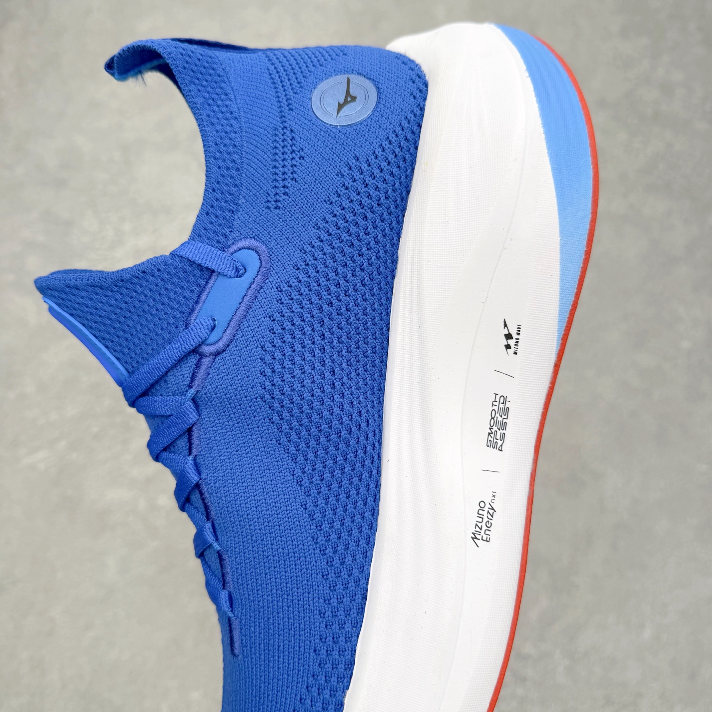 图片[7]-Mizuno Neo Vista Y2K柔软舒适减震耐磨支撑 低帮休闲跑步鞋 男女同款 美津浓（Mizuno）是日本美津浓株式会社于1906年创立的运动品牌，经过一个多世纪的不断努力现已成为世界著名的运动器具、服装和鞋类生产商。美津浓力求服务于各类运动项目，并竭力使运动生活更加愉快和振奋。产品种类齐全，覆盖几乎全部主要运动项目，达到30万多个品类。尺码：36 36.5 37.5 38 38.5 39 40 40.5 41 42 42.5 43 44 44.5 45-选品中心