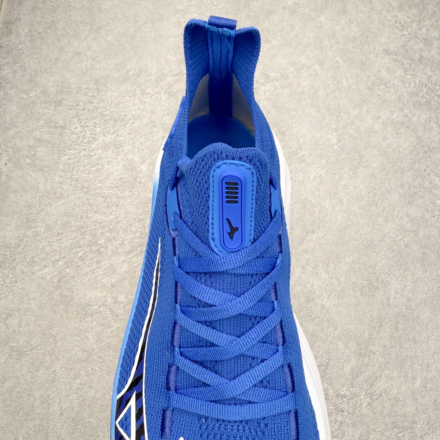 图片[5]-Mizuno Neo Vista Y2K柔软舒适减震耐磨支撑 低帮休闲跑步鞋 男女同款 美津浓（Mizuno）是日本美津浓株式会社于1906年创立的运动品牌，经过一个多世纪的不断努力现已成为世界著名的运动器具、服装和鞋类生产商。美津浓力求服务于各类运动项目，并竭力使运动生活更加愉快和振奋。产品种类齐全，覆盖几乎全部主要运动项目，达到30万多个品类。尺码：36 36.5 37.5 38 38.5 39 40 40.5 41 42 42.5 43 44 44.5 45-选品中心