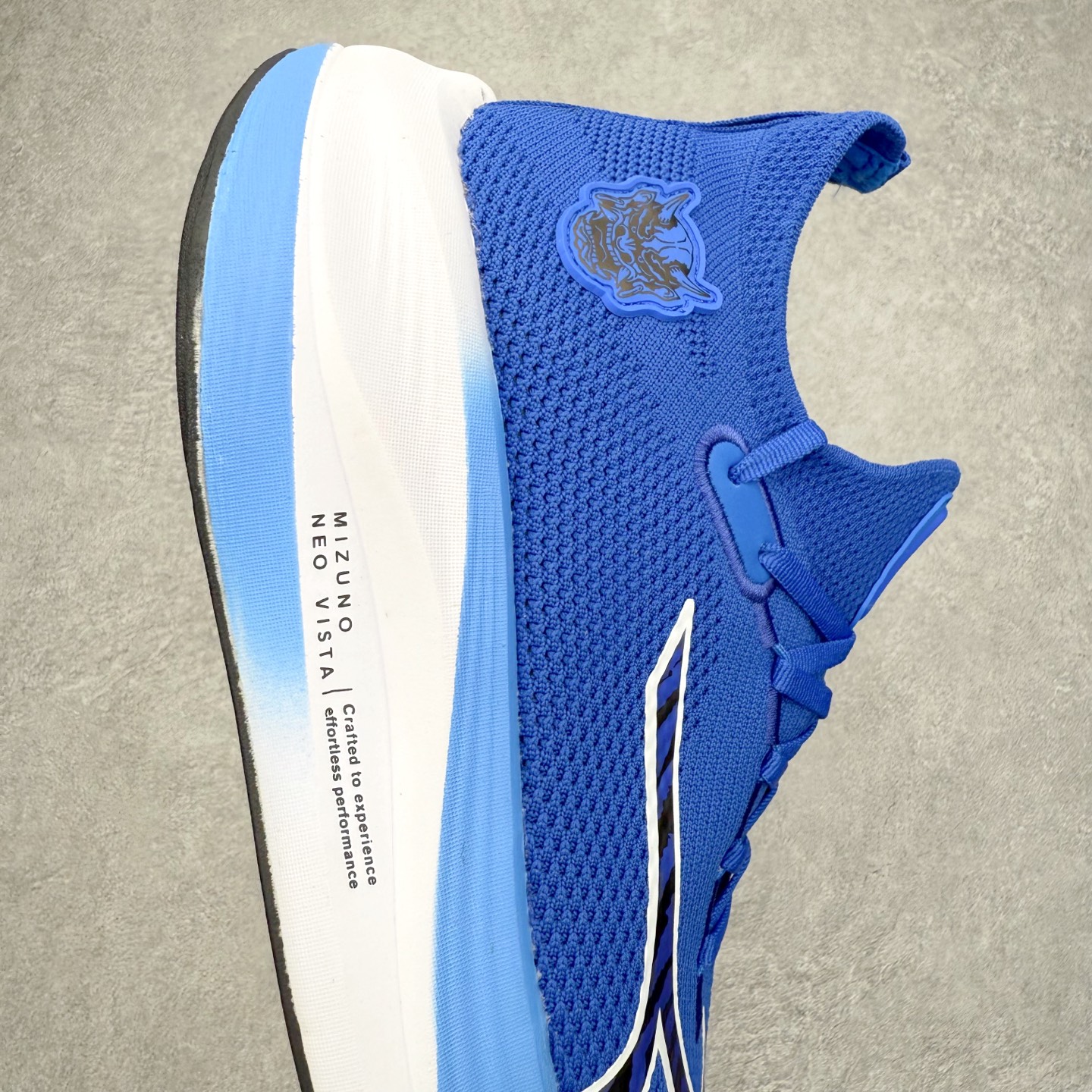 图片[6]-Mizuno Neo Vista Y2K柔软舒适减震耐磨支撑 低帮休闲跑步鞋 男女同款 美津浓（Mizuno）是日本美津浓株式会社于1906年创立的运动品牌，经过一个多世纪的不断努力现已成为世界著名的运动器具、服装和鞋类生产商。美津浓力求服务于各类运动项目，并竭力使运动生活更加愉快和振奋。产品种类齐全，覆盖几乎全部主要运动项目，达到30万多个品类。尺码：36 36.5 37.5 38 38.5 39 40 40.5 41 42 42.5 43 44 44.5 45-选品中心