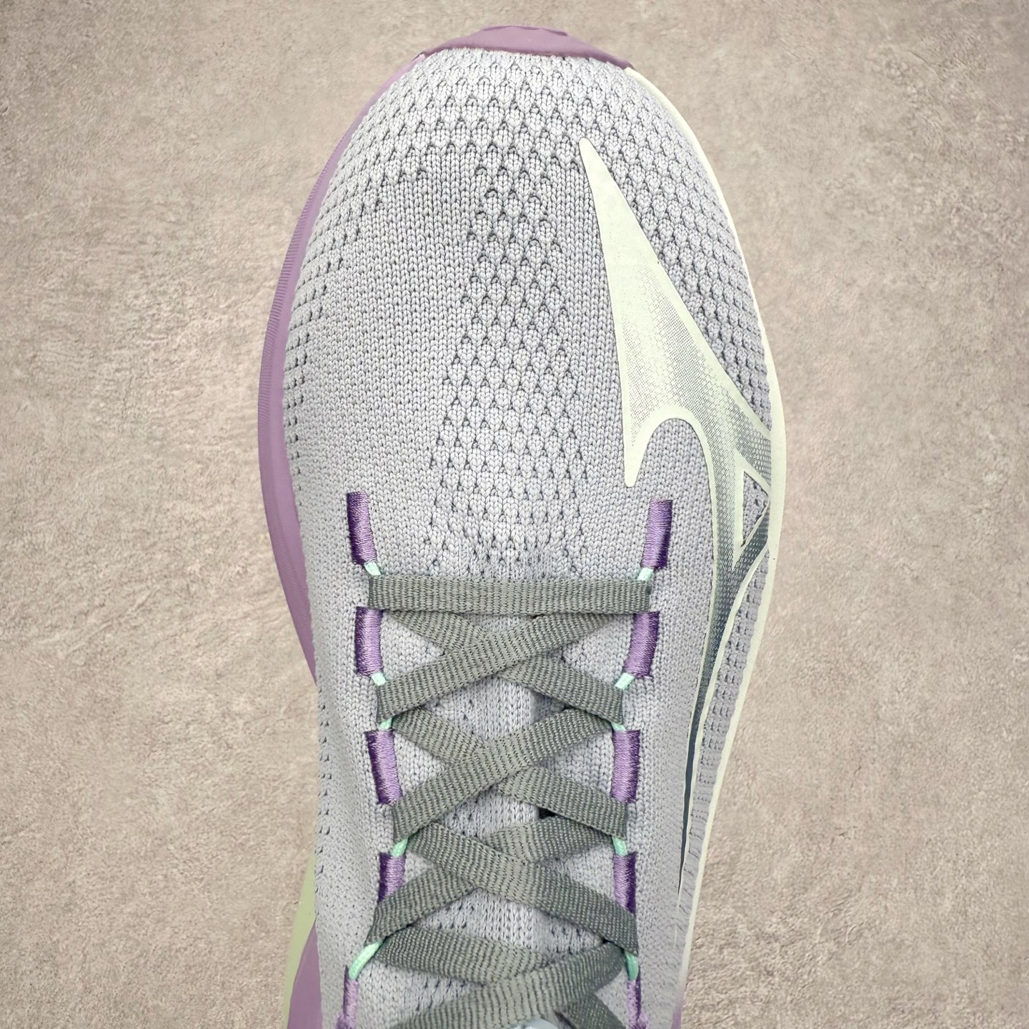 图片[4]-Mizuno Neo Vista Y2K柔软舒适减震耐磨支撑 低帮休闲跑步鞋 男女同款 美津浓（Mizuno）是日本美津浓株式会社于1906年创立的运动品牌，经过一个多世纪的不断努力现已成为世界著名的运动器具、服装和鞋类生产商。美津浓力求服务于各类运动项目，并竭力使运动生活更加愉快和振奋。产品种类齐全，覆盖几乎全部主要运动项目，达到30万多个品类。尺码：36 36.5 37.5 38 38.5 39 40 40.5 41 42 42.5 43 44 44.5 45-选品中心