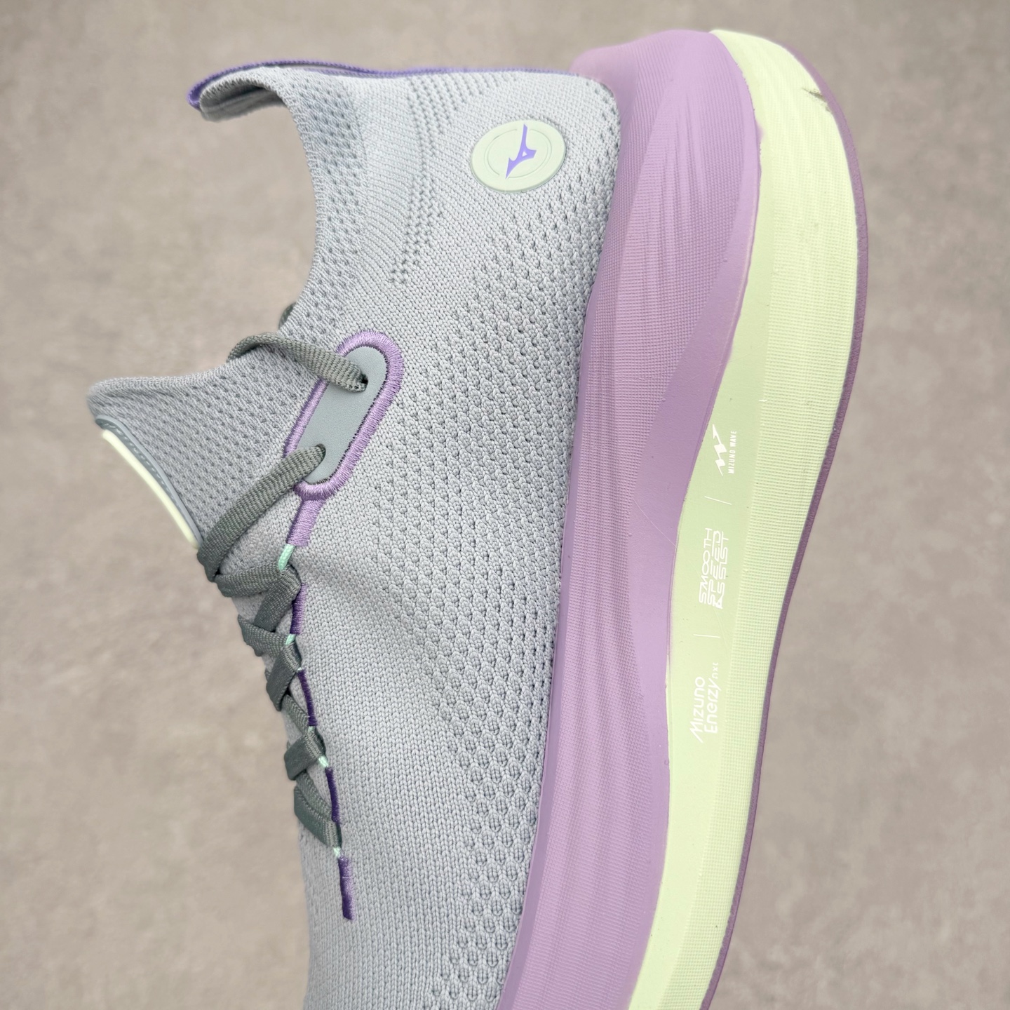 图片[7]-Mizuno Neo Vista Y2K柔软舒适减震耐磨支撑 低帮休闲跑步鞋 男女同款 美津浓（Mizuno）是日本美津浓株式会社于1906年创立的运动品牌，经过一个多世纪的不断努力现已成为世界著名的运动器具、服装和鞋类生产商。美津浓力求服务于各类运动项目，并竭力使运动生活更加愉快和振奋。产品种类齐全，覆盖几乎全部主要运动项目，达到30万多个品类。尺码：36 36.5 37.5 38 38.5 39 40 40.5 41 42 42.5 43 44 44.5 45-选品中心