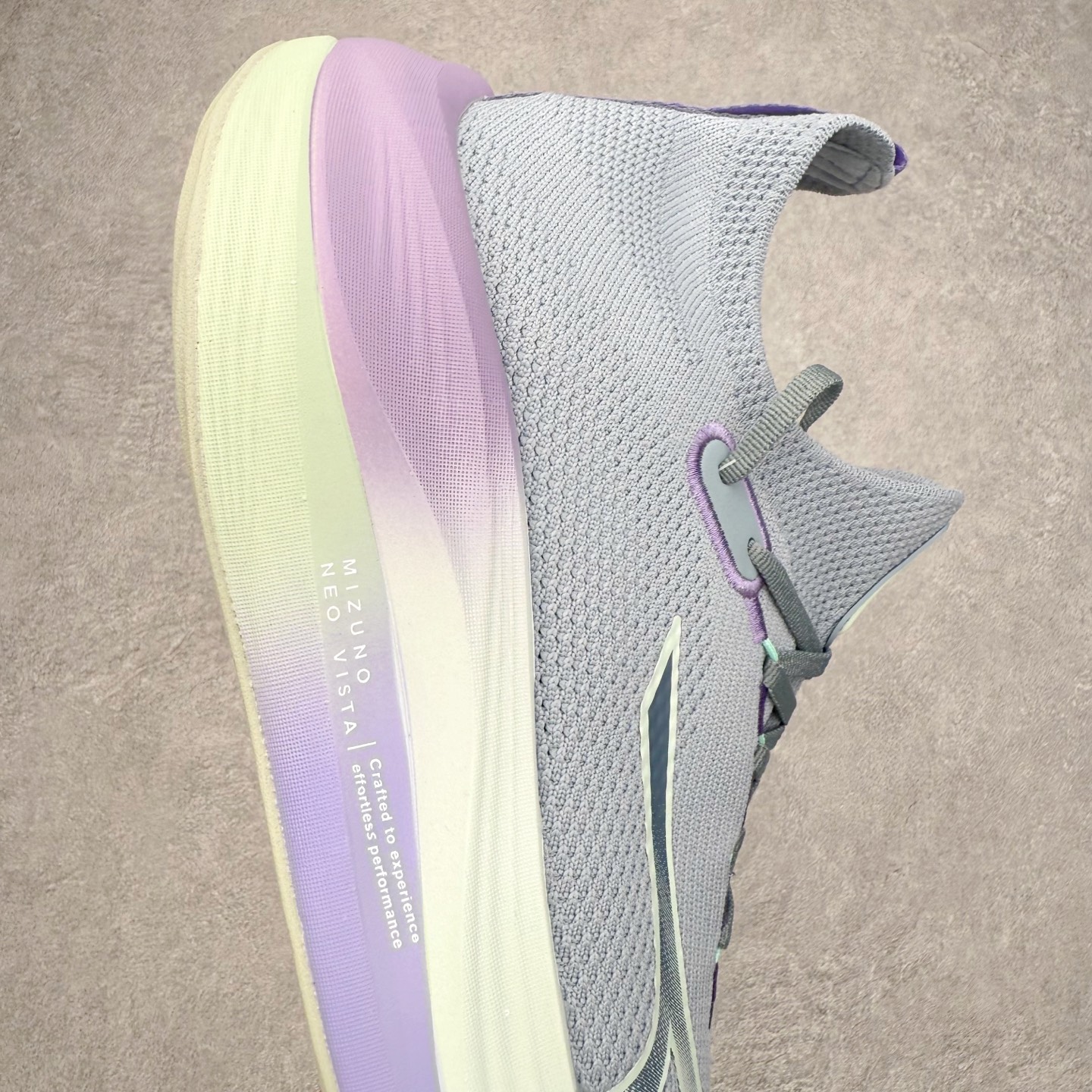 图片[6]-Mizuno Neo Vista Y2K柔软舒适减震耐磨支撑 低帮休闲跑步鞋 男女同款 美津浓（Mizuno）是日本美津浓株式会社于1906年创立的运动品牌，经过一个多世纪的不断努力现已成为世界著名的运动器具、服装和鞋类生产商。美津浓力求服务于各类运动项目，并竭力使运动生活更加愉快和振奋。产品种类齐全，覆盖几乎全部主要运动项目，达到30万多个品类。尺码：36 36.5 37.5 38 38.5 39 40 40.5 41 42 42.5 43 44 44.5 45-选品中心