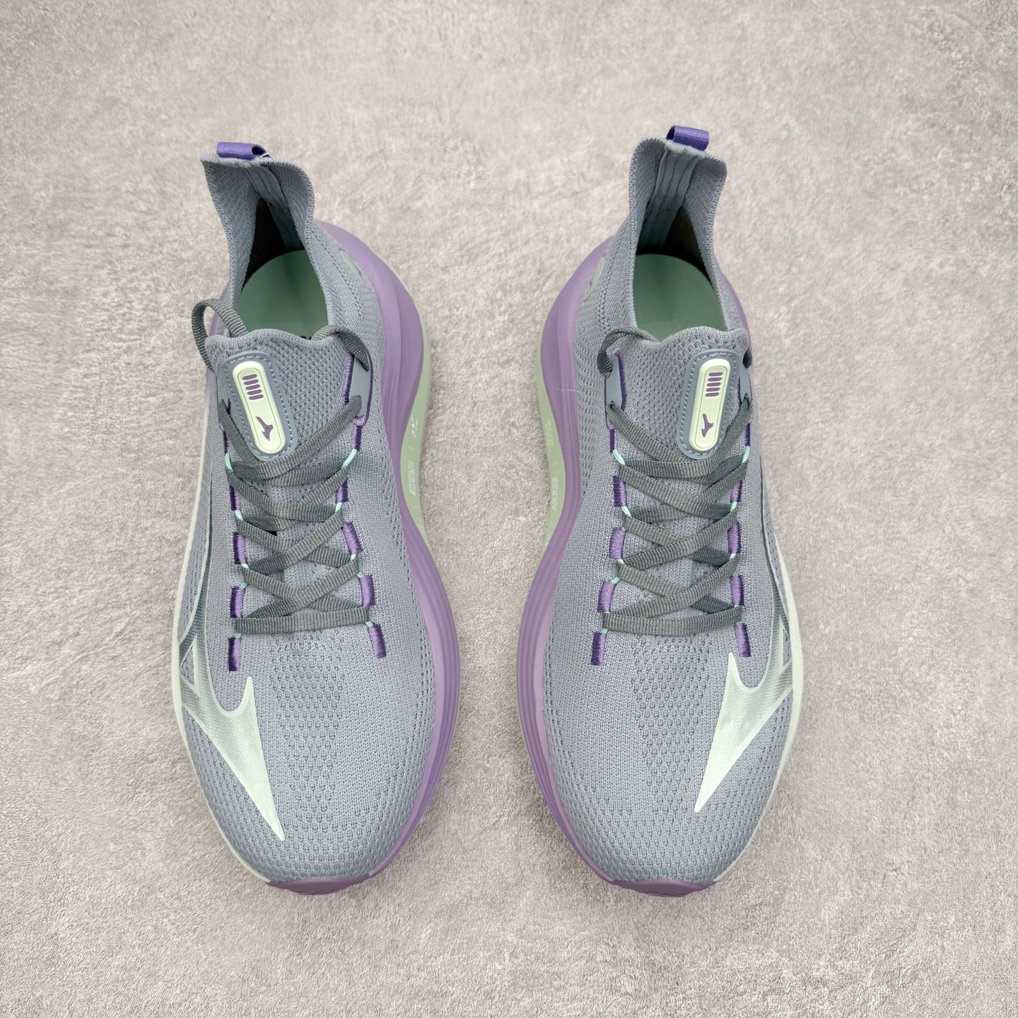 图片[2]-Mizuno Neo Vista Y2K柔软舒适减震耐磨支撑 低帮休闲跑步鞋 男女同款 美津浓（Mizuno）是日本美津浓株式会社于1906年创立的运动品牌，经过一个多世纪的不断努力现已成为世界著名的运动器具、服装和鞋类生产商。美津浓力求服务于各类运动项目，并竭力使运动生活更加愉快和振奋。产品种类齐全，覆盖几乎全部主要运动项目，达到30万多个品类。尺码：36 36.5 37.5 38 38.5 39 40 40.5 41 42 42.5 43 44 44.5 45-选品中心