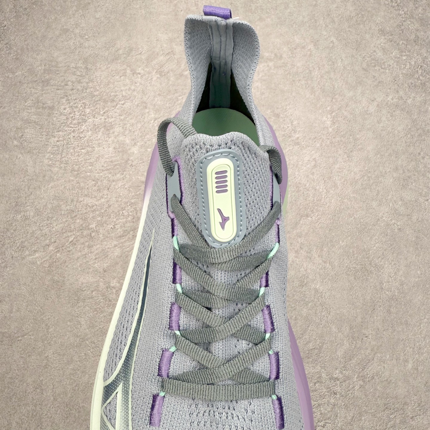 图片[5]-Mizuno Neo Vista Y2K柔软舒适减震耐磨支撑 低帮休闲跑步鞋 男女同款 美津浓（Mizuno）是日本美津浓株式会社于1906年创立的运动品牌，经过一个多世纪的不断努力现已成为世界著名的运动器具、服装和鞋类生产商。美津浓力求服务于各类运动项目，并竭力使运动生活更加愉快和振奋。产品种类齐全，覆盖几乎全部主要运动项目，达到30万多个品类。尺码：36 36.5 37.5 38 38.5 39 40 40.5 41 42 42.5 43 44 44.5 45-选品中心