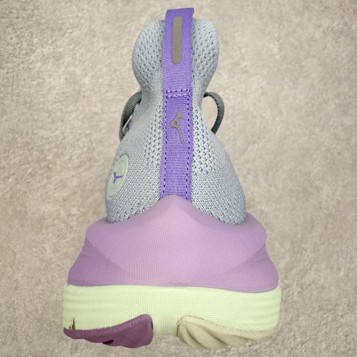 图片[8]-Mizuno Neo Vista Y2K柔软舒适减震耐磨支撑 低帮休闲跑步鞋 男女同款 美津浓（Mizuno）是日本美津浓株式会社于1906年创立的运动品牌，经过一个多世纪的不断努力现已成为世界著名的运动器具、服装和鞋类生产商。美津浓力求服务于各类运动项目，并竭力使运动生活更加愉快和振奋。产品种类齐全，覆盖几乎全部主要运动项目，达到30万多个品类。尺码：36 36.5 37.5 38 38.5 39 40 40.5 41 42 42.5 43 44 44.5 45-选品中心