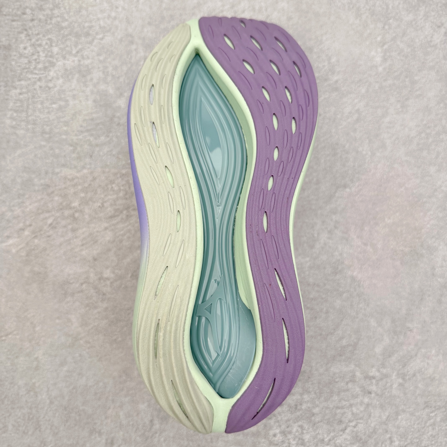 图片[9]-Mizuno Neo Vista Y2K柔软舒适减震耐磨支撑 低帮休闲跑步鞋 男女同款 美津浓（Mizuno）是日本美津浓株式会社于1906年创立的运动品牌，经过一个多世纪的不断努力现已成为世界著名的运动器具、服装和鞋类生产商。美津浓力求服务于各类运动项目，并竭力使运动生活更加愉快和振奋。产品种类齐全，覆盖几乎全部主要运动项目，达到30万多个品类。尺码：36 36.5 37.5 38 38.5 39 40 40.5 41 42 42.5 43 44 44.5 45-选品中心