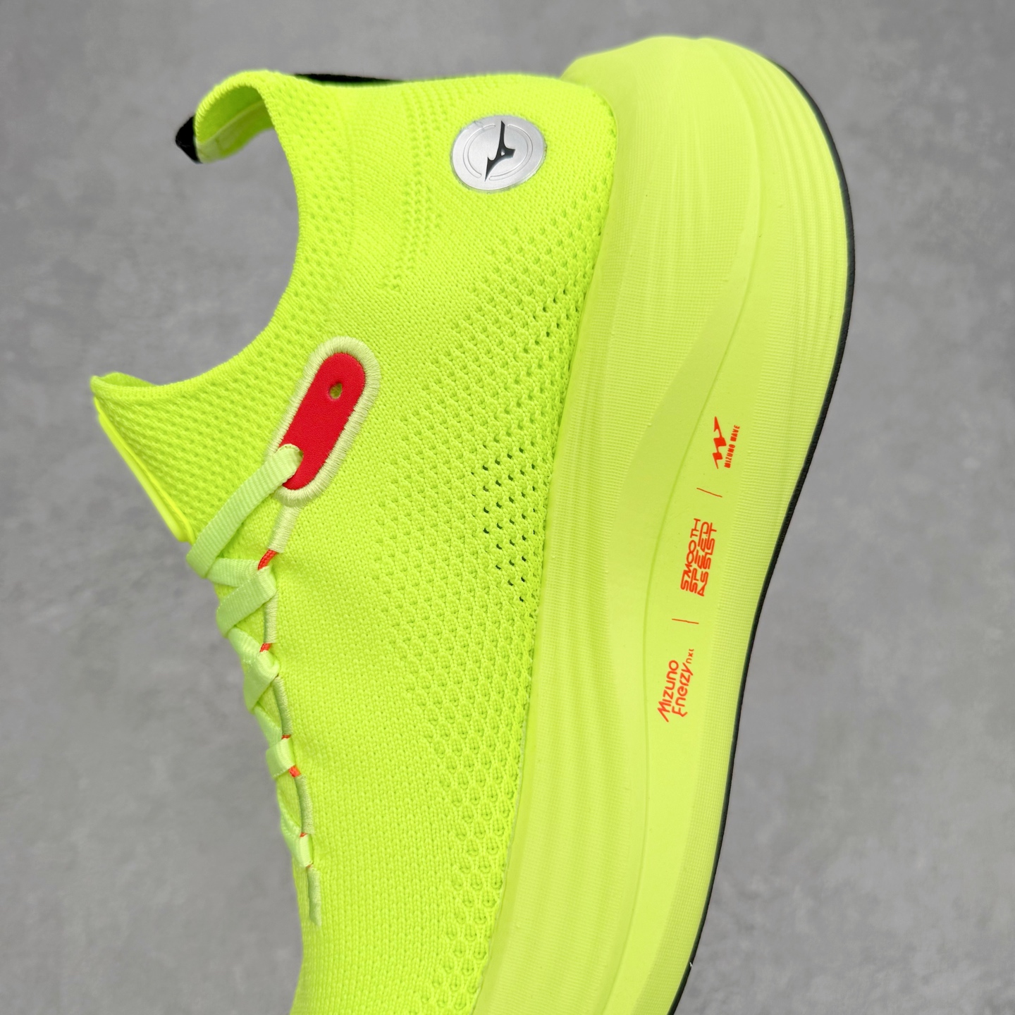 图片[7]-Mizuno Neo Vista Y2K柔软舒适减震耐磨支撑 低帮休闲跑步鞋 男女同款 美津浓（Mizuno）是日本美津浓株式会社于1906年创立的运动品牌，经过一个多世纪的不断努力现已成为世界著名的运动器具、服装和鞋类生产商。美津浓力求服务于各类运动项目，并竭力使运动生活更加愉快和振奋。产品种类齐全，覆盖几乎全部主要运动项目，达到30万多个品类。尺码：36 36.5 37.5 38 38.5 39 40 40.5 41 42 42.5 43 44 44.5 45-选品中心