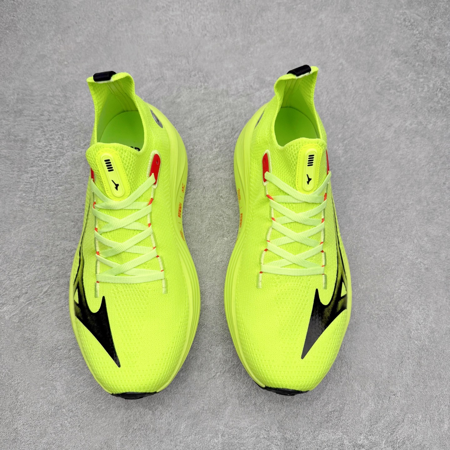 图片[2]-Mizuno Neo Vista Y2K柔软舒适减震耐磨支撑 低帮休闲跑步鞋 男女同款 美津浓（Mizuno）是日本美津浓株式会社于1906年创立的运动品牌，经过一个多世纪的不断努力现已成为世界著名的运动器具、服装和鞋类生产商。美津浓力求服务于各类运动项目，并竭力使运动生活更加愉快和振奋。产品种类齐全，覆盖几乎全部主要运动项目，达到30万多个品类。尺码：36 36.5 37.5 38 38.5 39 40 40.5 41 42 42.5 43 44 44.5 45-选品中心