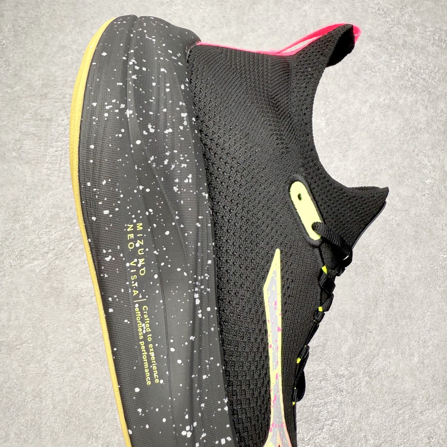 图片[6]-Mizuno Neo Vista Y2K柔软舒适减震耐磨支撑 低帮休闲跑步鞋 男女同款 美津浓（Mizuno）是日本美津浓株式会社于1906年创立的运动品牌，经过一个多世纪的不断努力现已成为世界著名的运动器具、服装和鞋类生产商。美津浓力求服务于各类运动项目，并竭力使运动生活更加愉快和振奋。产品种类齐全，覆盖几乎全部主要运动项目，达到30万多个品类。尺码：36 36.5 37.5 38 38.5 39 40 40.5 41 42 42.5 43 44 44.5 45-选品中心