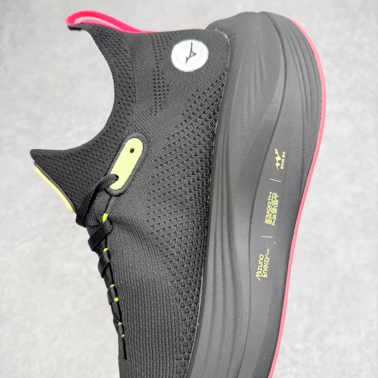 图片[7]-Mizuno Neo Vista Y2K柔软舒适减震耐磨支撑 低帮休闲跑步鞋 男女同款 美津浓（Mizuno）是日本美津浓株式会社于1906年创立的运动品牌，经过一个多世纪的不断努力现已成为世界著名的运动器具、服装和鞋类生产商。美津浓力求服务于各类运动项目，并竭力使运动生活更加愉快和振奋。产品种类齐全，覆盖几乎全部主要运动项目，达到30万多个品类。尺码：36 36.5 37.5 38 38.5 39 40 40.5 41 42 42.5 43 44 44.5 45-选品中心