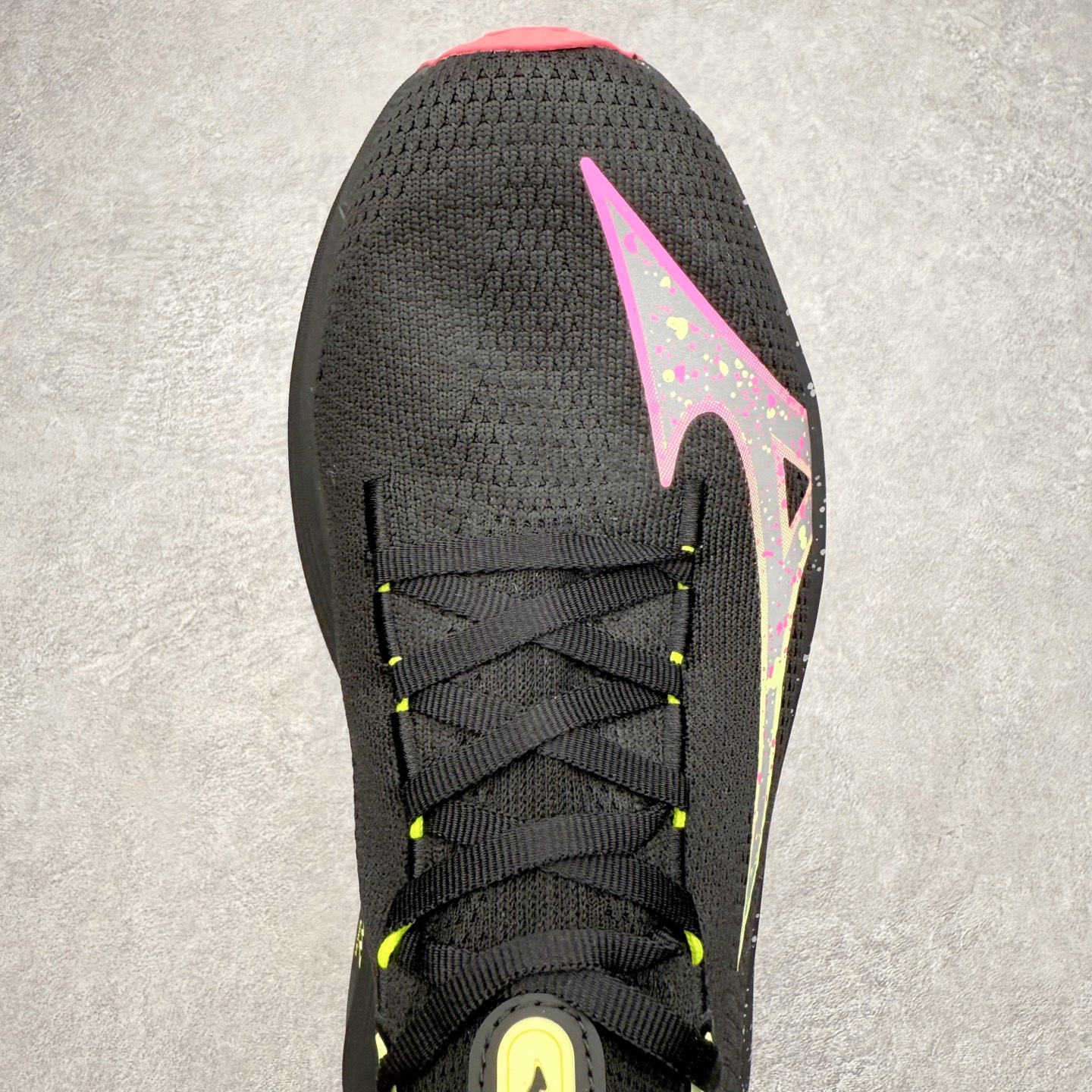 图片[4]-Mizuno Neo Vista Y2K柔软舒适减震耐磨支撑 低帮休闲跑步鞋 男女同款 美津浓（Mizuno）是日本美津浓株式会社于1906年创立的运动品牌，经过一个多世纪的不断努力现已成为世界著名的运动器具、服装和鞋类生产商。美津浓力求服务于各类运动项目，并竭力使运动生活更加愉快和振奋。产品种类齐全，覆盖几乎全部主要运动项目，达到30万多个品类。尺码：36 36.5 37.5 38 38.5 39 40 40.5 41 42 42.5 43 44 44.5 45-选品中心